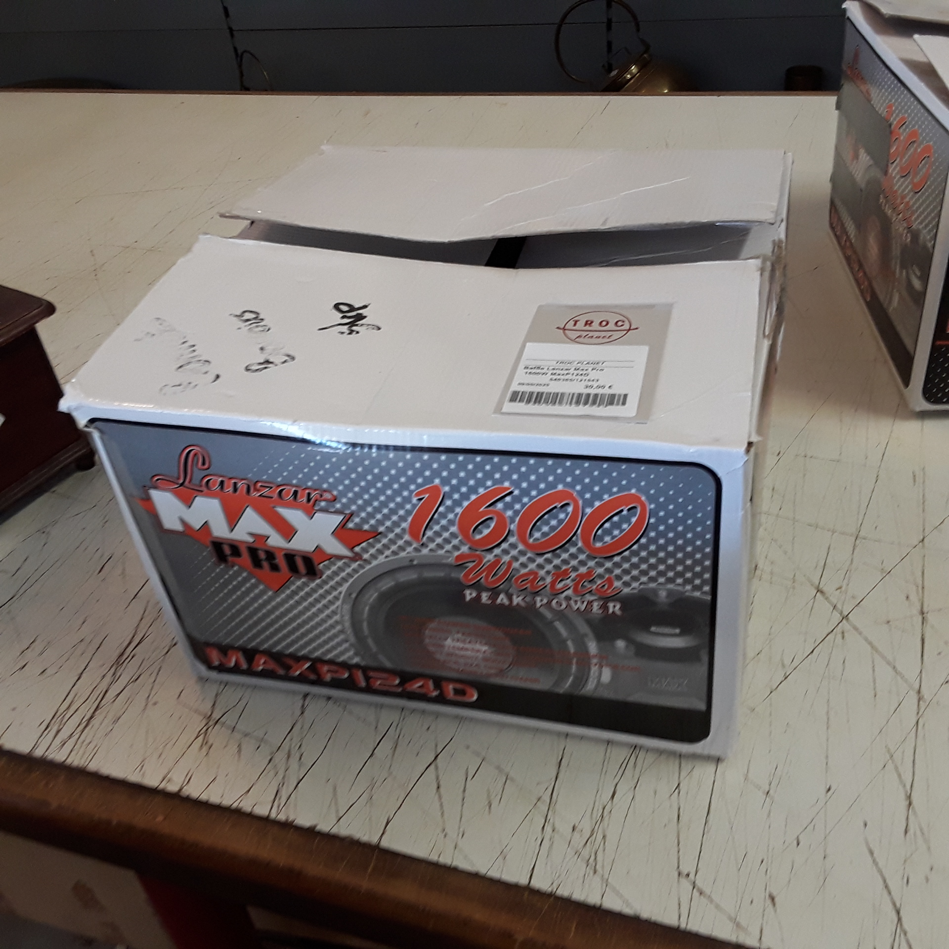 <p>Baffle Lanzar Max Pro<br /> 1600W MaxP124D<br />30,00 € T.T.C<br /><a href="/Article/121543?type=depose" style="color:white;" target="_blank">Lien vers l&#39;article</a></p>