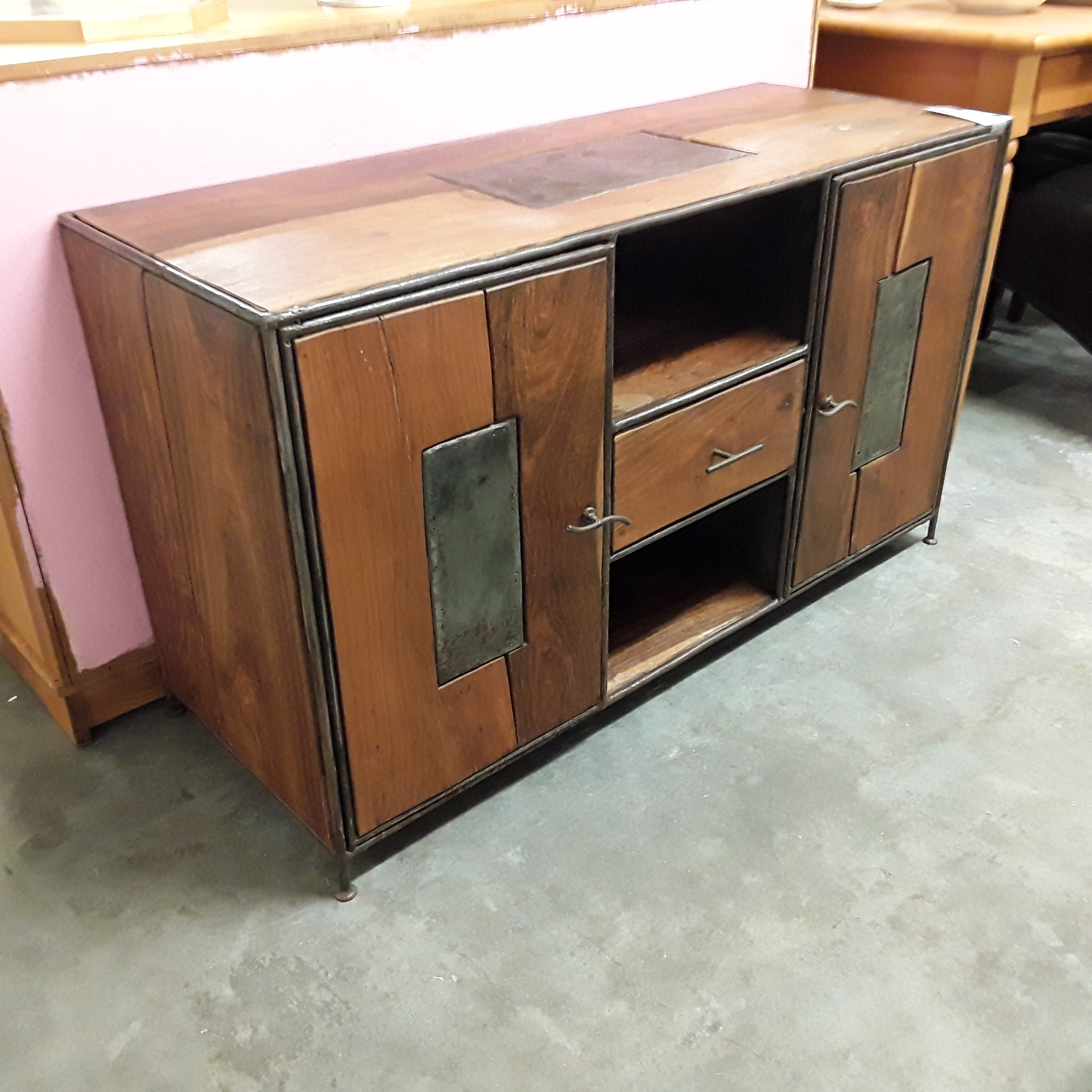 <p>Dresse manguier et fer forgé<br />2 portes 2 niches<br />200,00 € T.T.C<br /><a href="/Article/122742?type=depose" style="color:white;" target="_blank">Lien vers l'article</a></p>