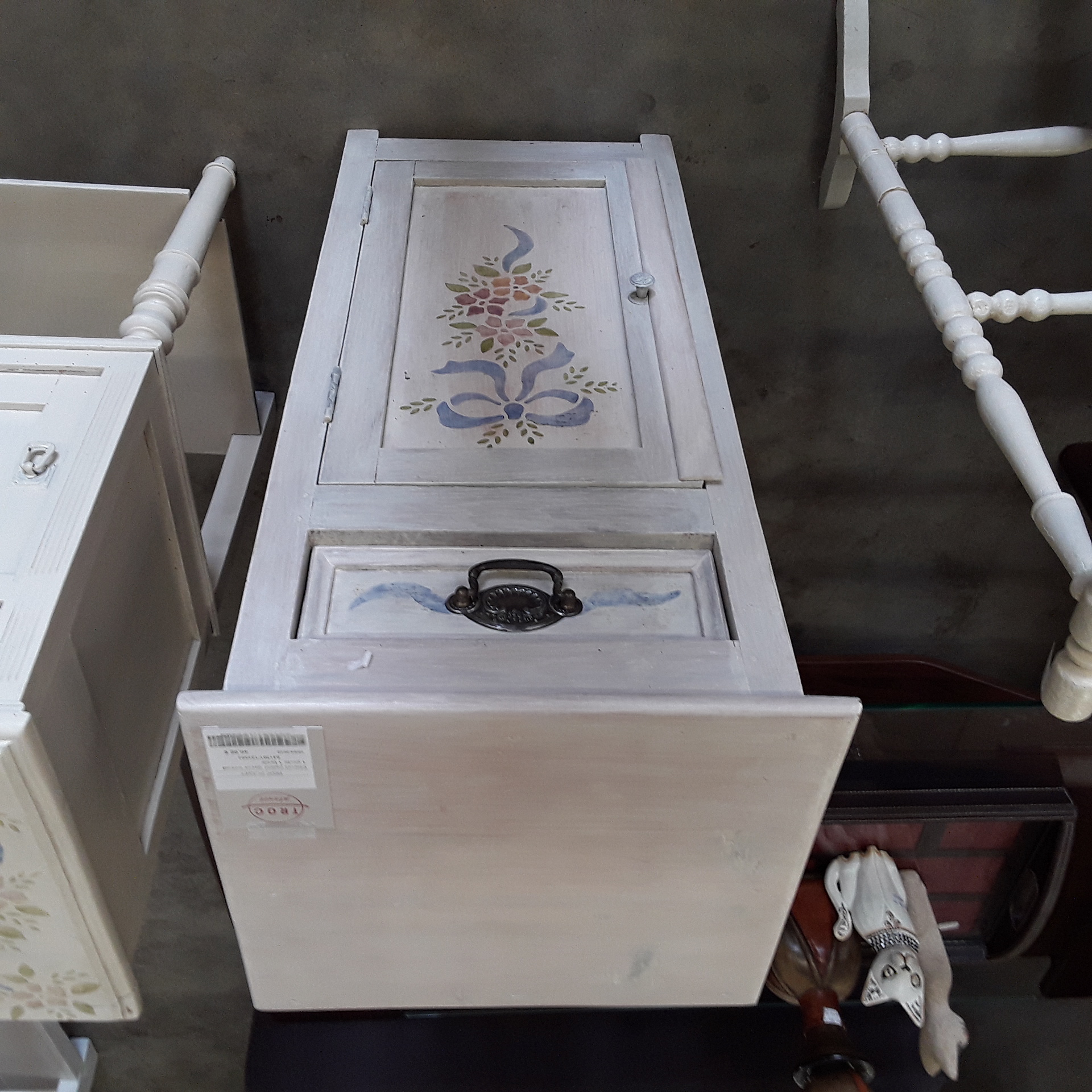 <p>Chevet patiné decor noeud<br />1 porte 1 tiroir<br />40,00 € T.T.C<br /><a href="/Article/123503?type=depose" style="color:white;" target="_blank">Lien vers l'article</a></p>