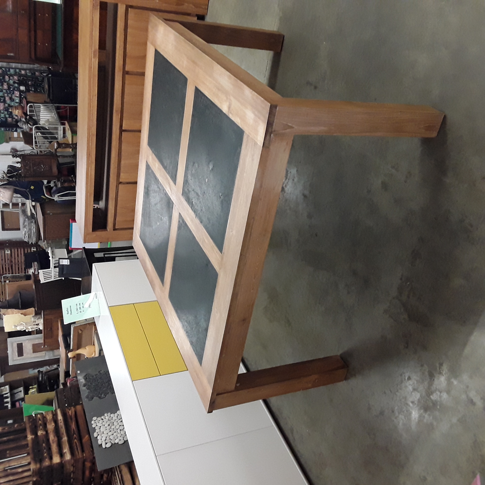 <p>Table carrée Teck 150 x 150 Cm<br />pierres de lave<br />295,00 € T.T.C<br /><a href="/Article/123611?type=depose" style="color:white;" target="_blank">Lien vers l'article</a></p>