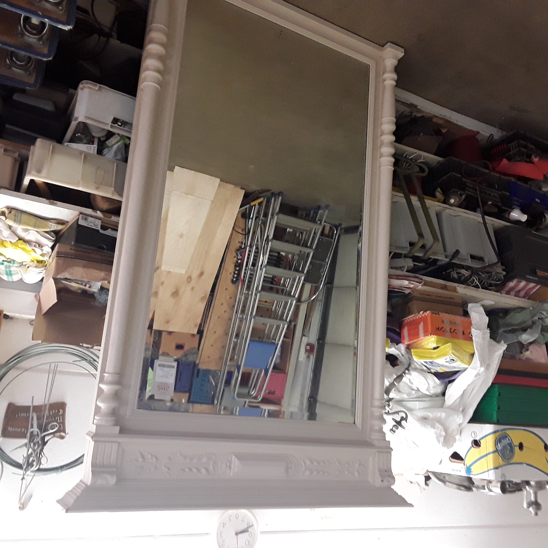 <p>Miroir à colonnes<br />patiné blanc<br />140,00 € T.T.C<br /><a href="/Article/123526?type=depose" style="color:white;" target="_blank">Lien vers l'article</a></p>