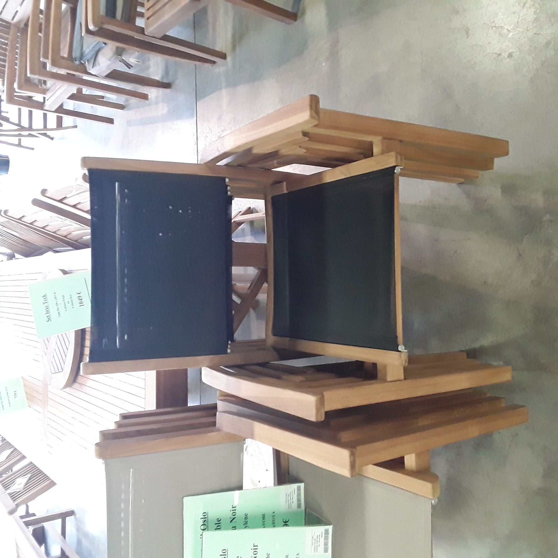 <p>Fauteuil Oslo Noir <br />empilable AGSCOSBL<br />199,00 € T.T.C<br /><a href="/Article/4689?type=neuf" style="color:white;" target="_blank">Lien vers l'article</a></p>