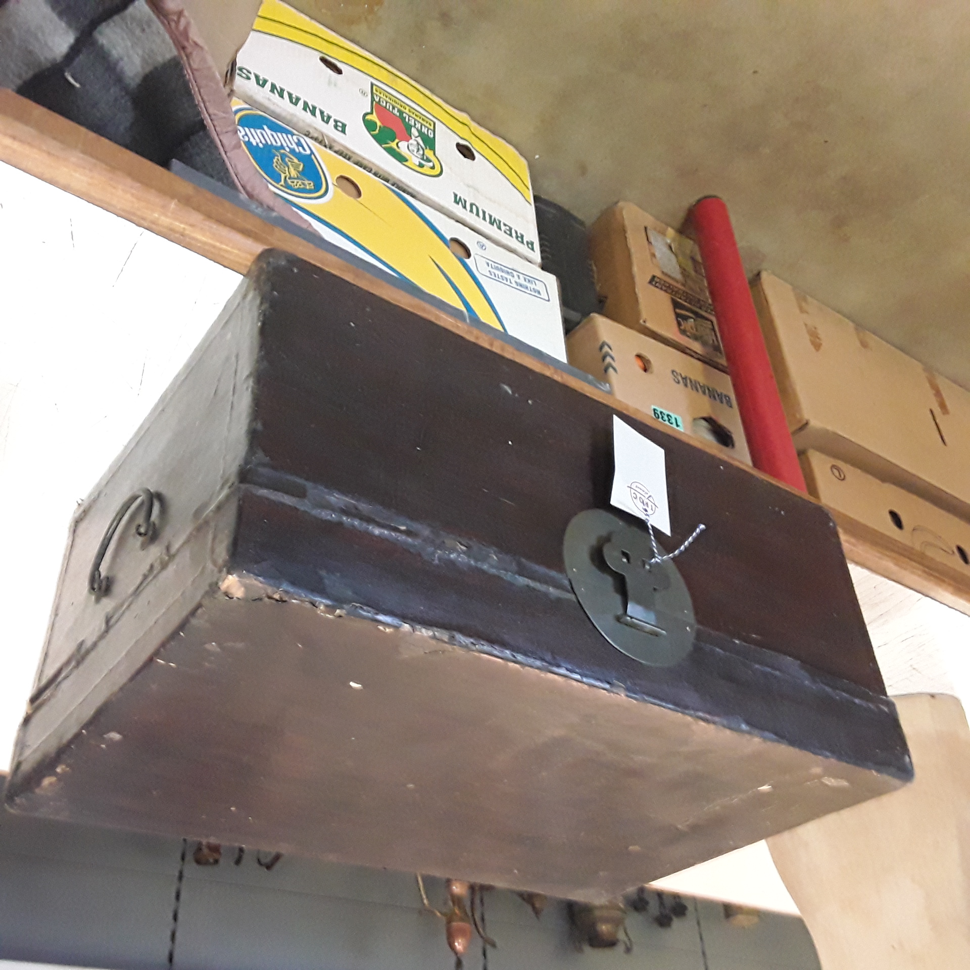 <p>Coffre ancien bas noir<br />30,00 € T.T.C<br /><a href="/Article/123354?type=depose" style="color:white;" target="_blank">Lien vers l'article</a></p>