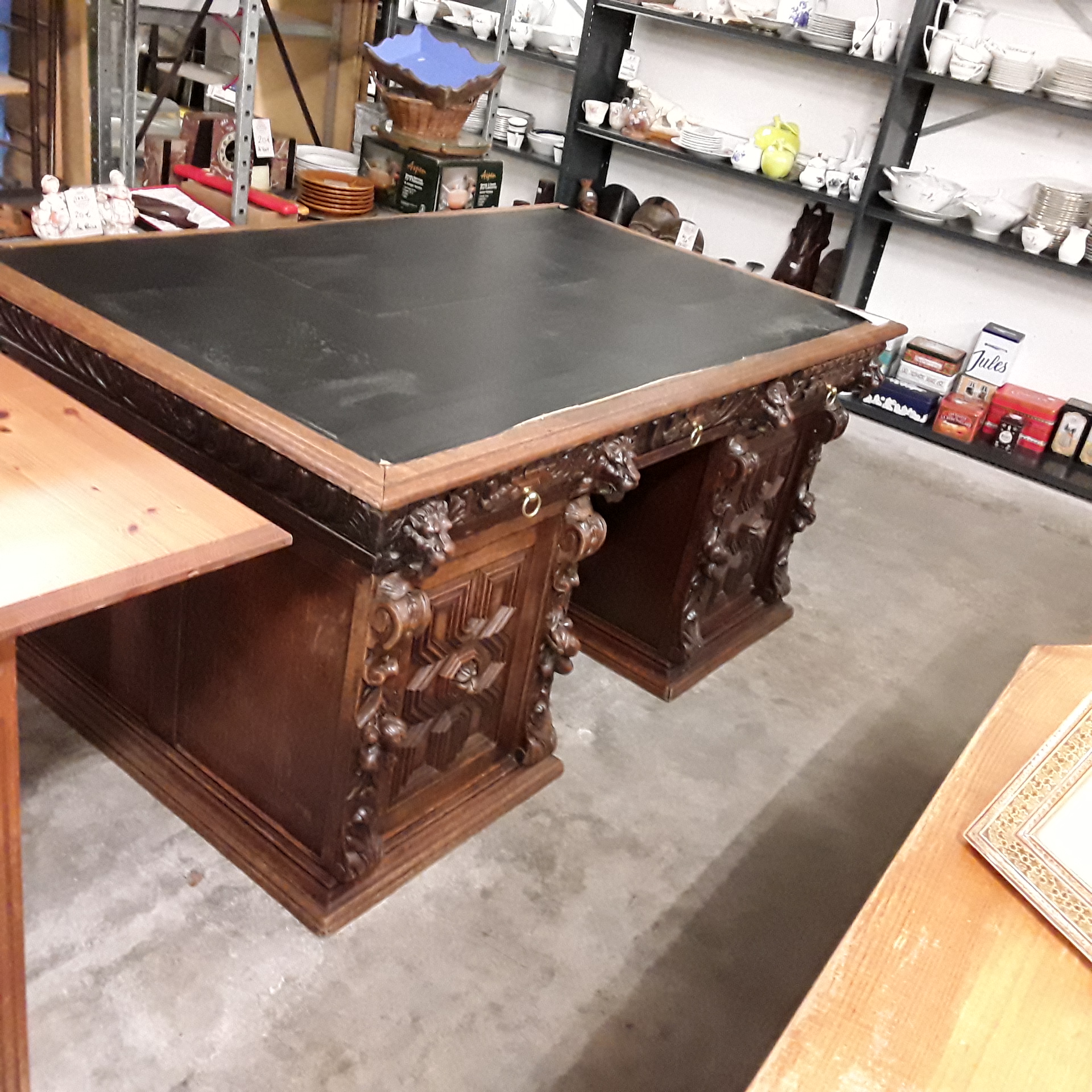 <p>Bureau double face<br />350,00 € T.T.C<br /><a href="/Article/122938?type=depose" style="color:white;" target="_blank">Lien vers l'article</a></p>