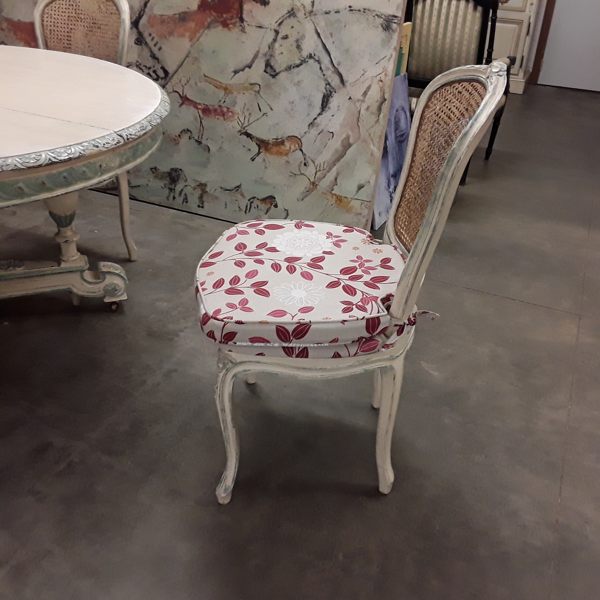 <p>Lot 4 chaises cannelées <br />patinées blanches<br />75,00 € T.T.C<br /><a href="/Article/118131?type=depose" style="color:white;" target="_blank">Lien vers l&#39;article</a></p>