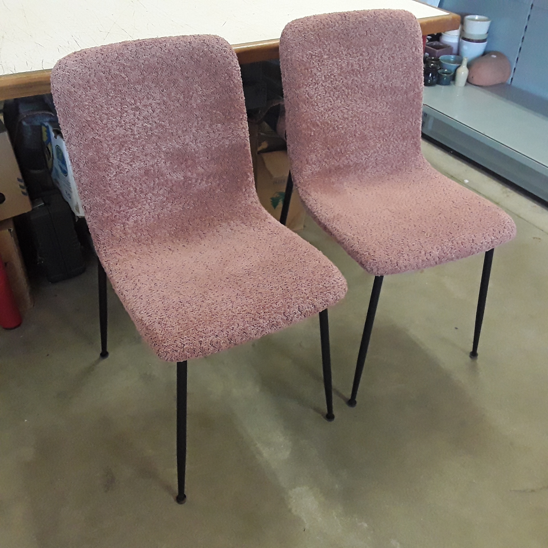 <p>Paire de chaises moderne<br />tons rose<br />80,00 € T.T.C<br /><a href="/Article/122293?type=depose" style="color:white;" target="_blank">Lien vers l&#39;article</a></p>