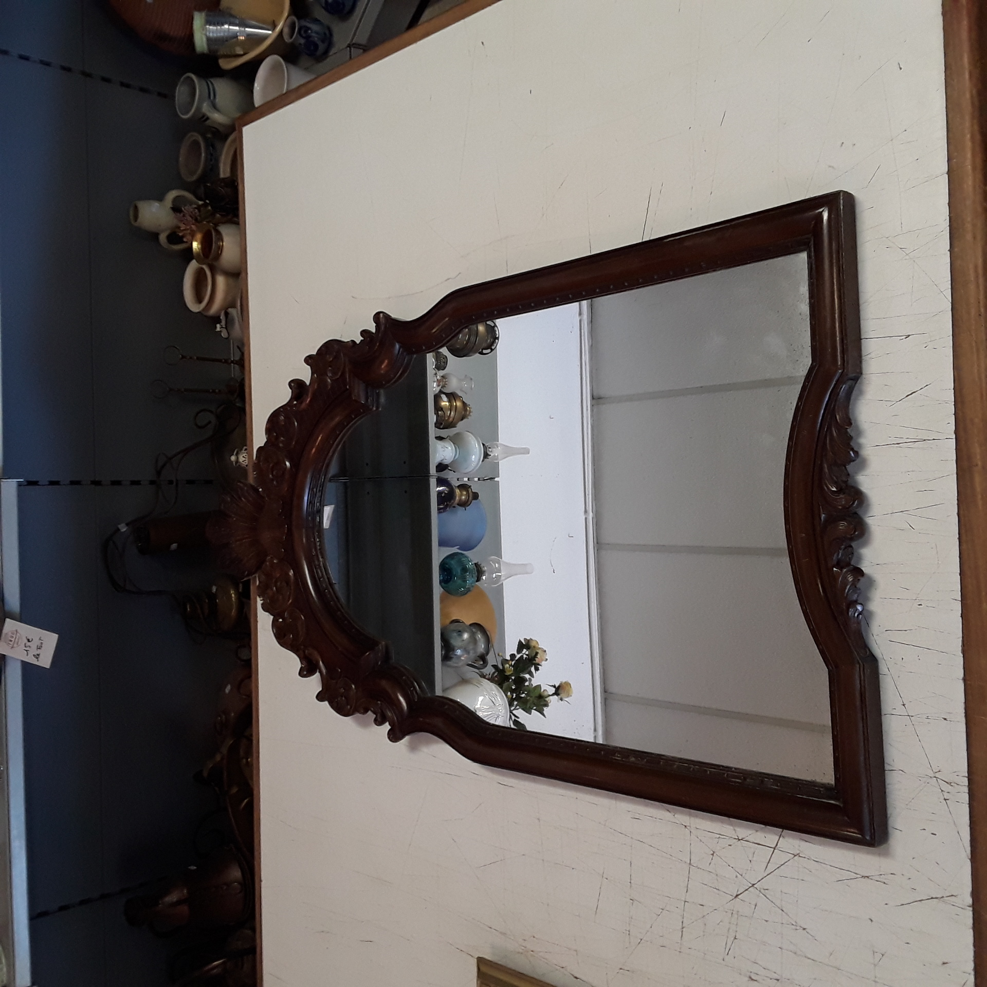 <p>Miroir Ancien travaillé <br />en bois<br />50,00 € T.T.C<br /><a href="/Article/123599?type=depose" style="color:white;" target="_blank">Lien vers l'article</a></p>