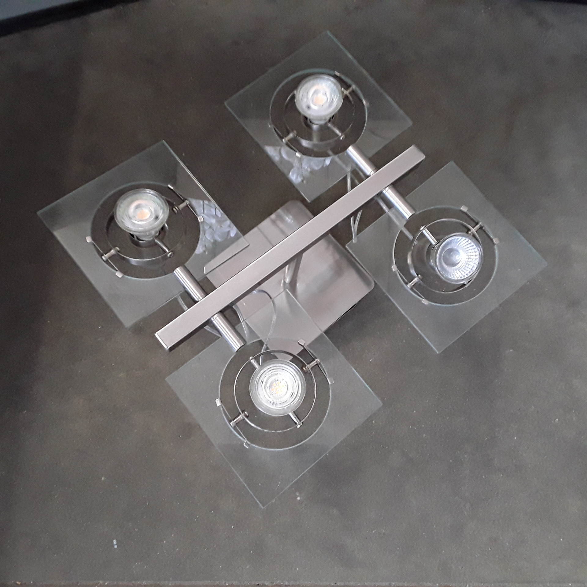 <p>Plafonnier IKEA 4 lampes carré<br />30,00 € T.T.C<br /><a href="/Article/122664?type=depose" style="color:white;" target="_blank">Lien vers l&#39;article</a></p>