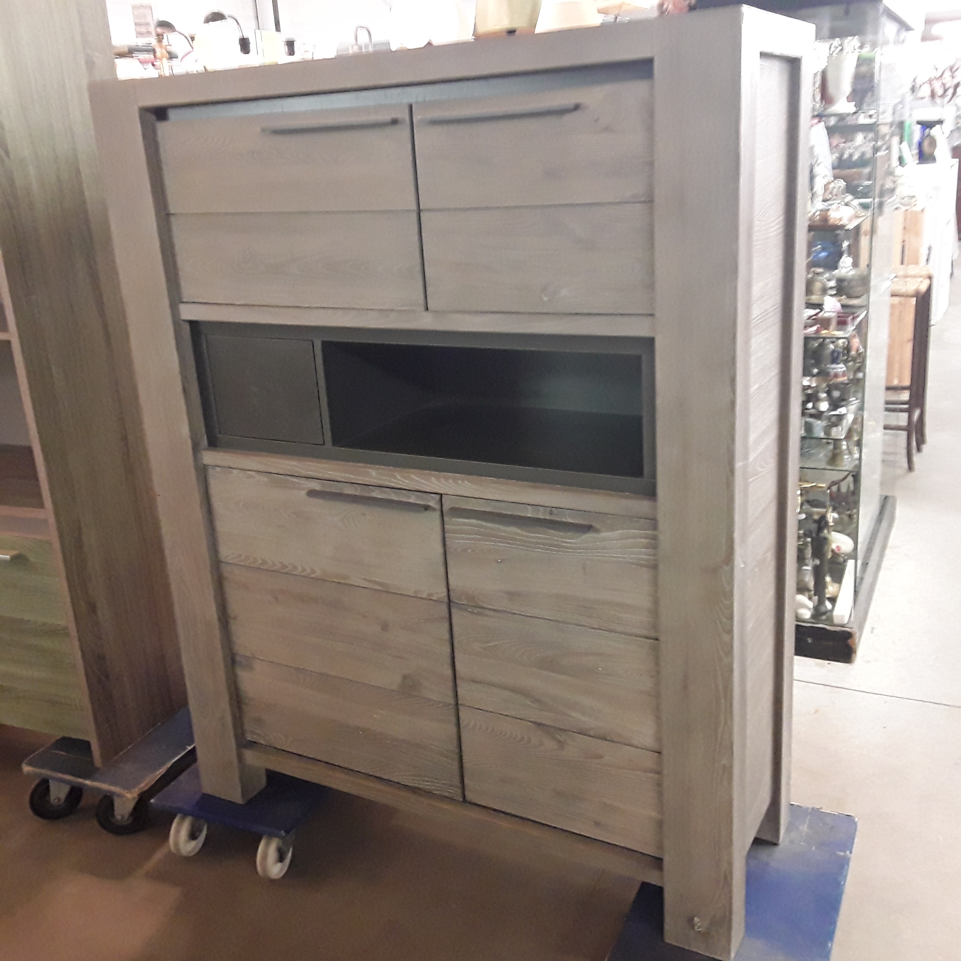 <p>Meuble 4 portes XOOON<br />150,00 € T.T.C<br /><a href="/Article/122622?type=depose" style="color:white;" target="_blank">Lien vers l&#39;article</a></p>