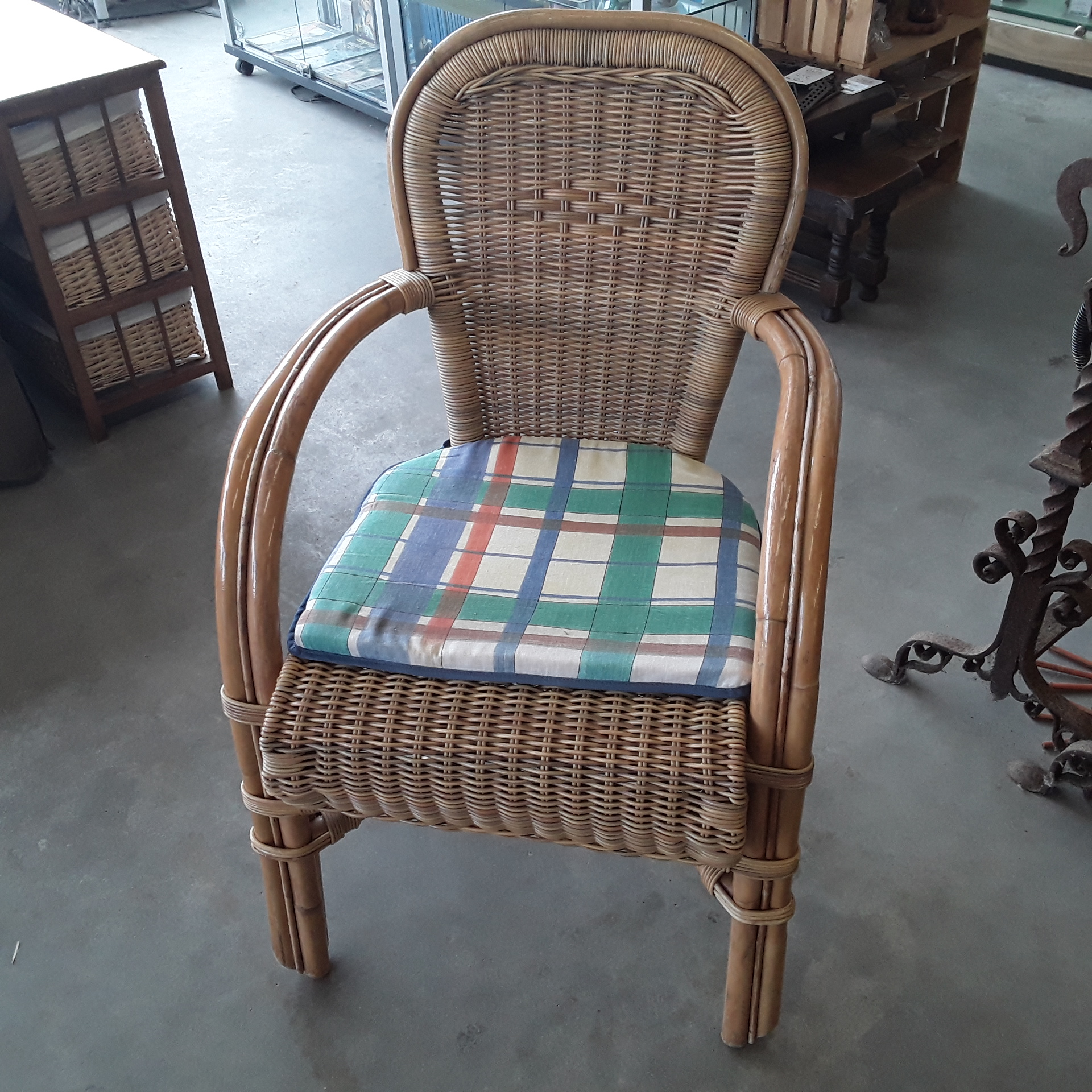 <p>Fauteuil en rotin<br />30,00 € T.T.C<br /><a href="/Article/122369?type=depose" style="color:white;" target="_blank">Lien vers l&#39;article</a></p>