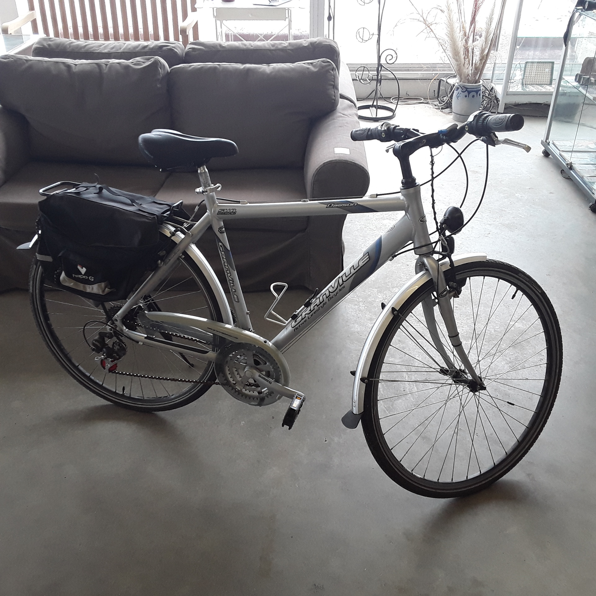 <p>Vélo Granville avec sacoche<br />75,00 € T.T.C<br /><a href="/Article/122349?type=depose" style="color:white;" target="_blank">Lien vers l'article</a></p>