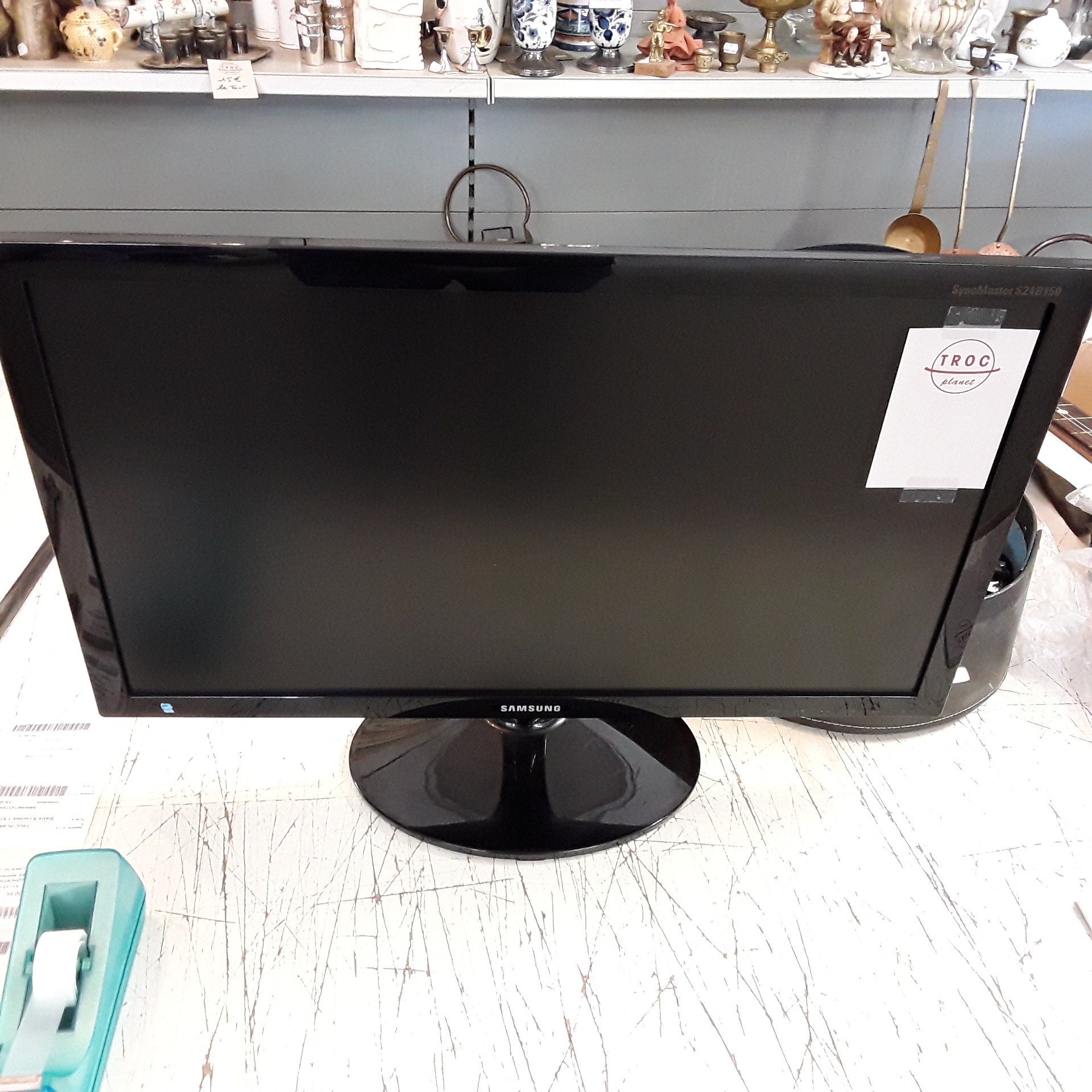 <p>Ecran PC Samsung 24"<br />+ Adaptateur VGA/HDMI + ACS<br />30,00 € T.T.C<br /><a href="/Article/121719?type=depose" style="color:white;" target="_blank">Lien vers l&#39;article</a></p>