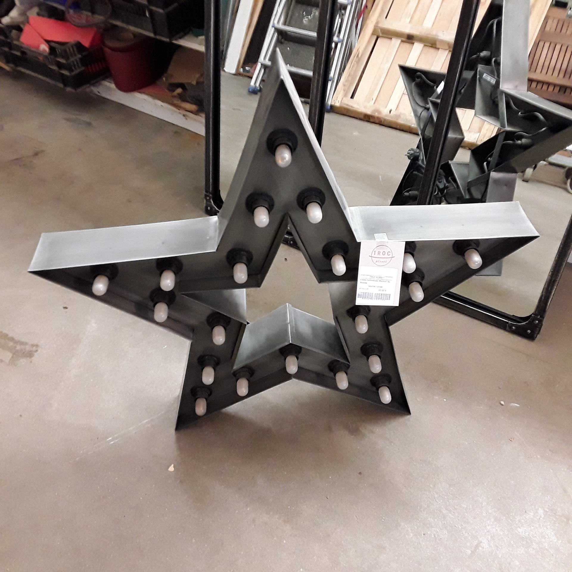 <p>Etoile lumineuse Maison du <br />Monde<br />30,00 € T.T.C<br /><a href="/Article/122586?type=depose" style="color:white;" target="_blank">Lien vers l'article</a></p>