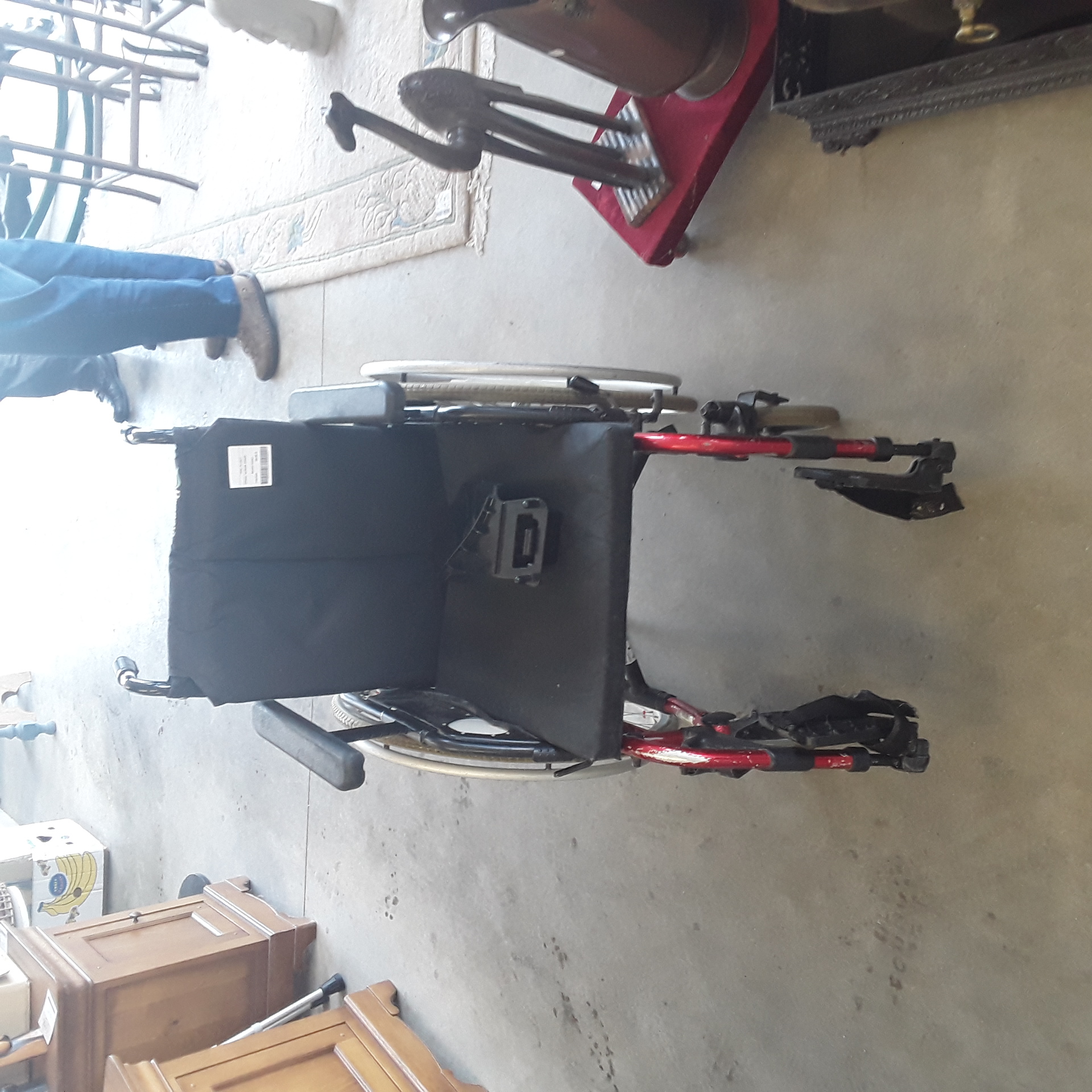 <p>Chaise roulante pliante<br />50,00 € T.T.C<br /><a href="/Article/123263?type=depose" style="color:white;" target="_blank">Lien vers l'article</a></p>