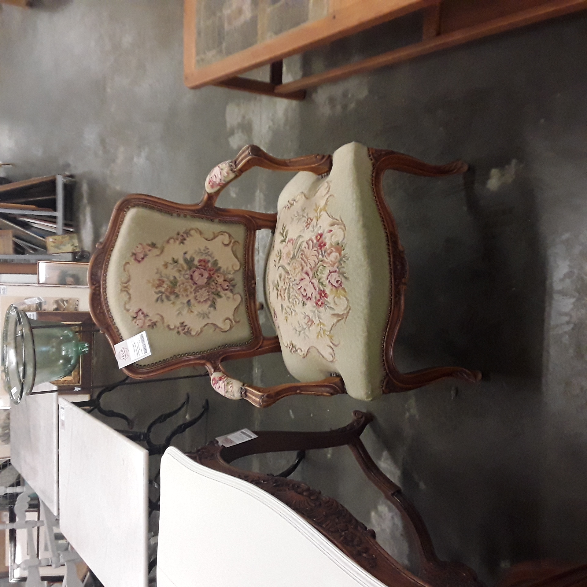 <p>Fauteuil style Louis XV<br />tapisserie verte<br />75,00 € T.T.C<br /><a href="/Article/123293?type=depose" style="color:white;" target="_blank">Lien vers l'article</a></p>
