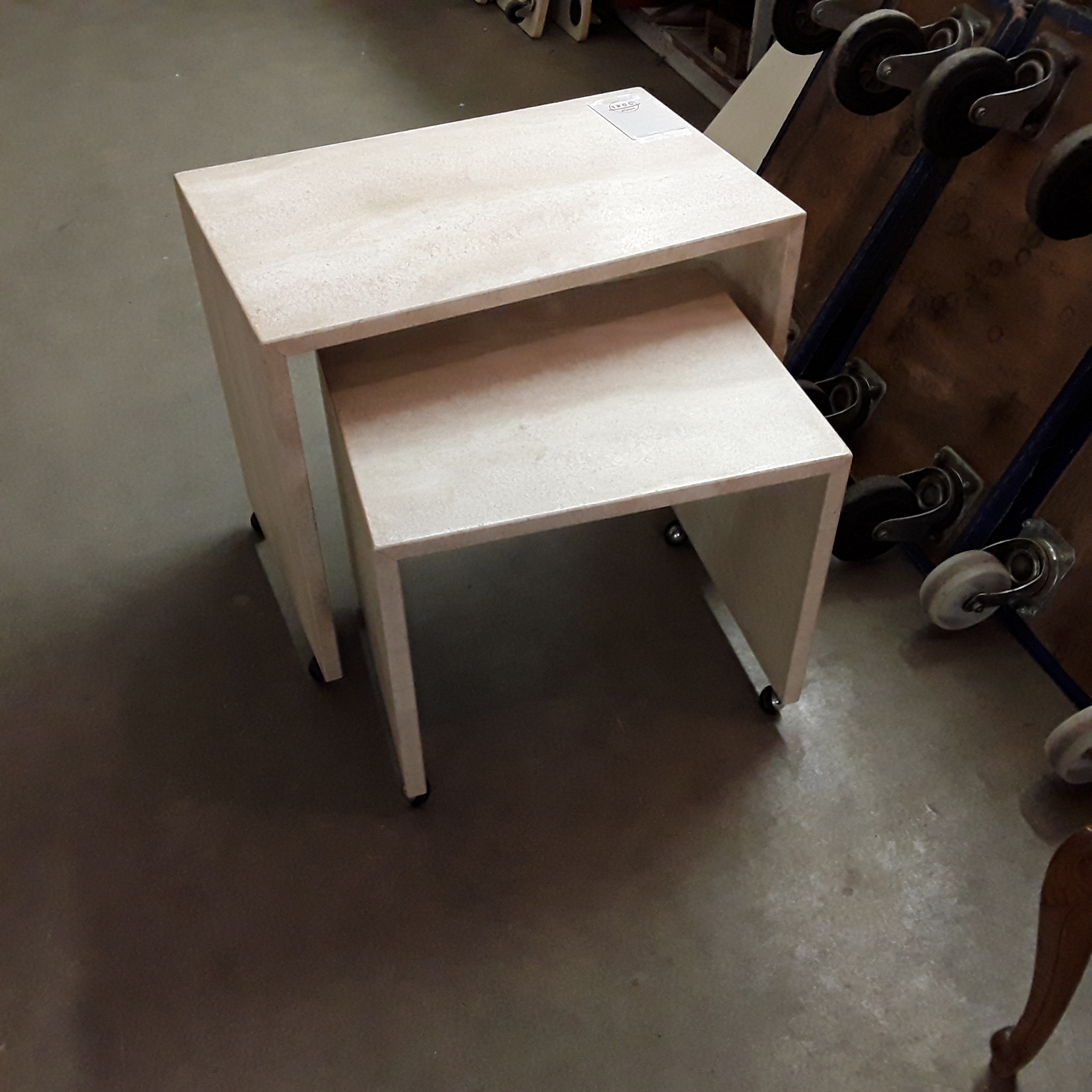 <p>Paire de tables gigognes<br />sur roulettes en travertin<br />40,00 € T.T.C<br /><a href="/Article/122858?type=depose" style="color:white;" target="_blank">Lien vers l&#39;article</a></p>