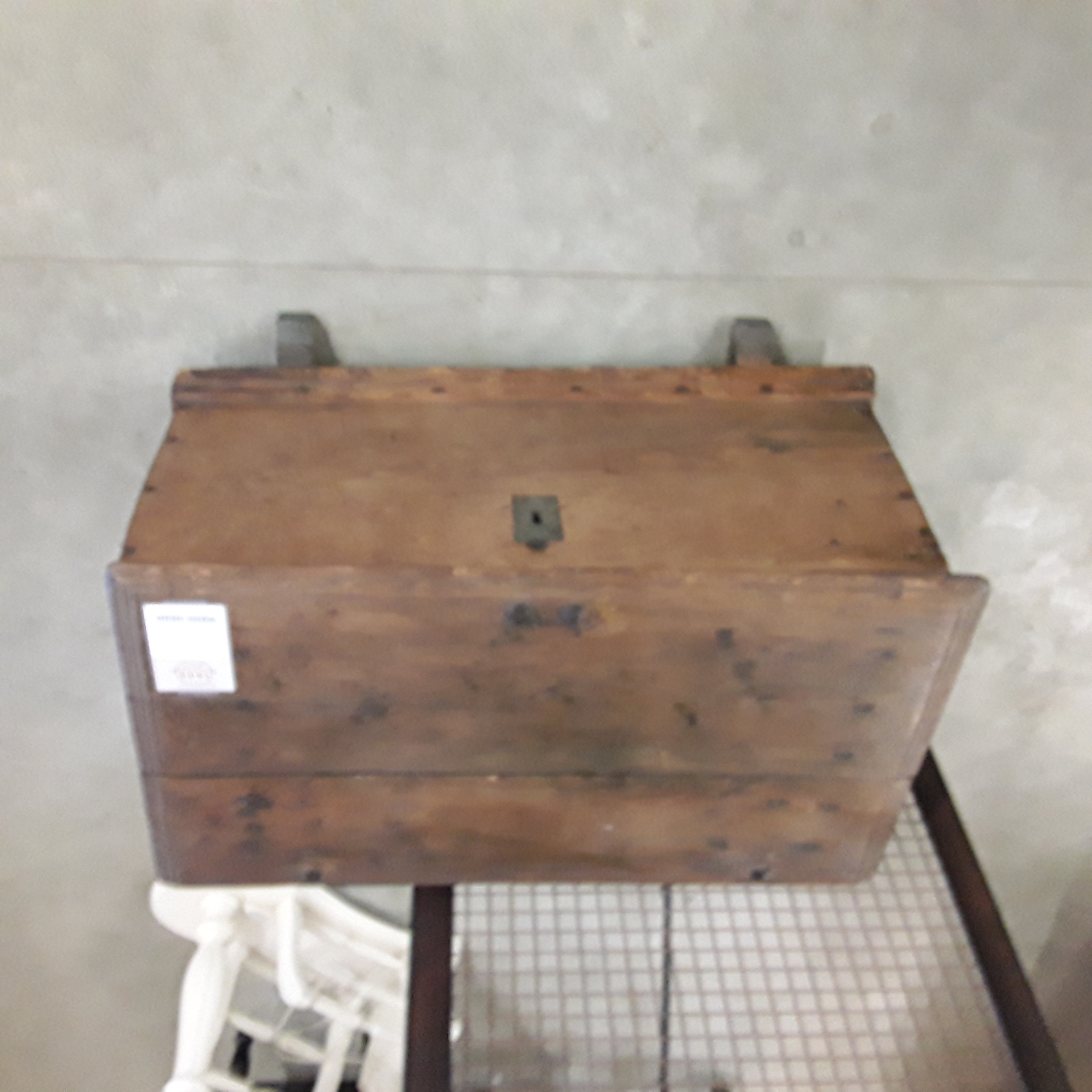 <p>Coffre en chêne<br />PM<br />60,00 € T.T.C<br /><a href="/Article/123044?type=depose" style="color:white;" target="_blank">Lien vers l'article</a></p>