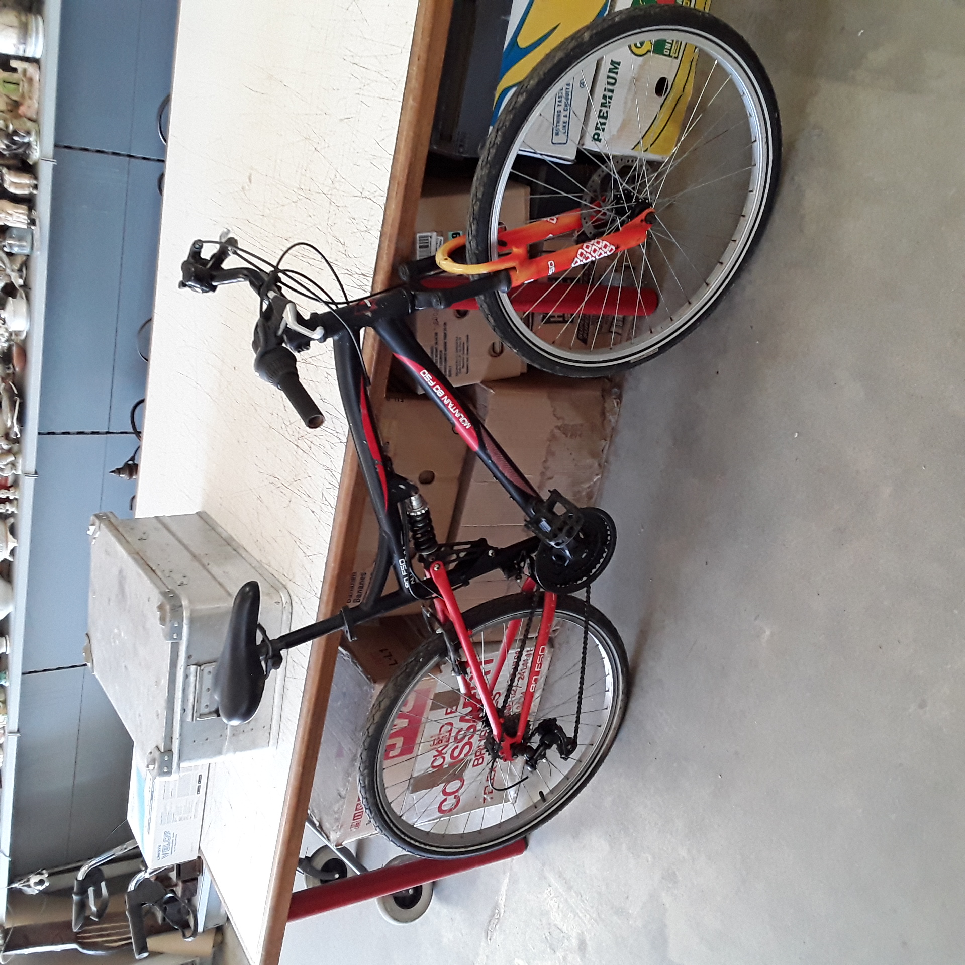 <p>Vélo Mountain 80 FSD<br />21 vitesses<br />70,00 € T.T.C<br /><a href="/Article/124194?type=depose" style="color:white;" target="_blank">Lien vers l'article</a></p>