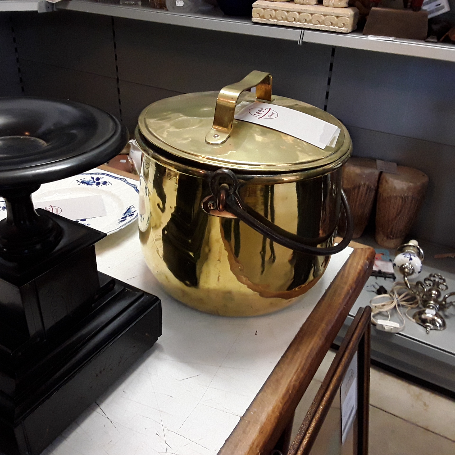 <p>Chaudron cuivre<br />30,00 € T.T.C<br /><a href="/Article/122963?type=depose" style="color:white;" target="_blank">Lien vers l'article</a></p>