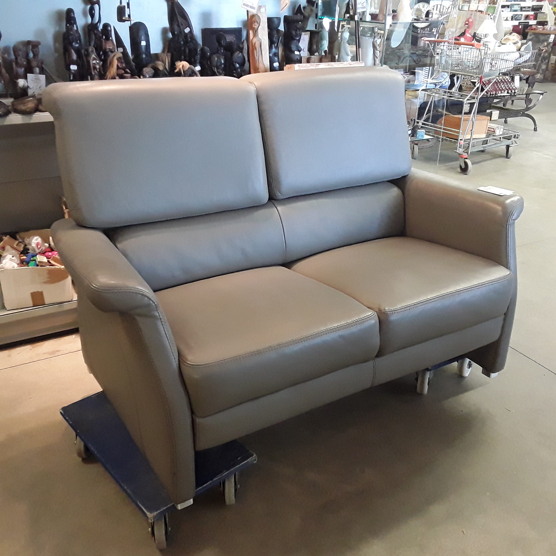<p>Fauteuil 2 places en cuir gris<br />Têtières réglables<br />220,00 € T.T.C<br /><a href="/Article/122689?type=depose" style="color:white;" target="_blank">Lien vers l'article</a></p>