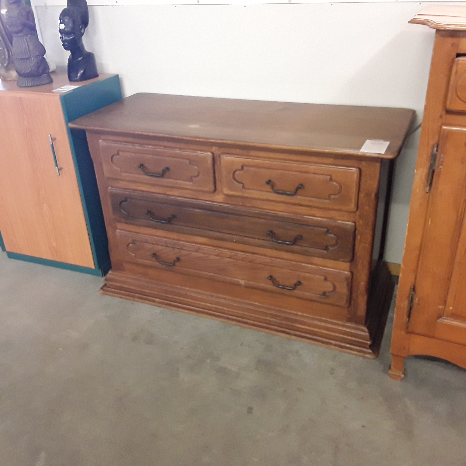 <p>Commode 4 tiroirs en chêne<br />80,00 € T.T.C<br /><a href="/Article/121582?type=depose" style="color:white;" target="_blank">Lien vers l&#39;article</a></p>