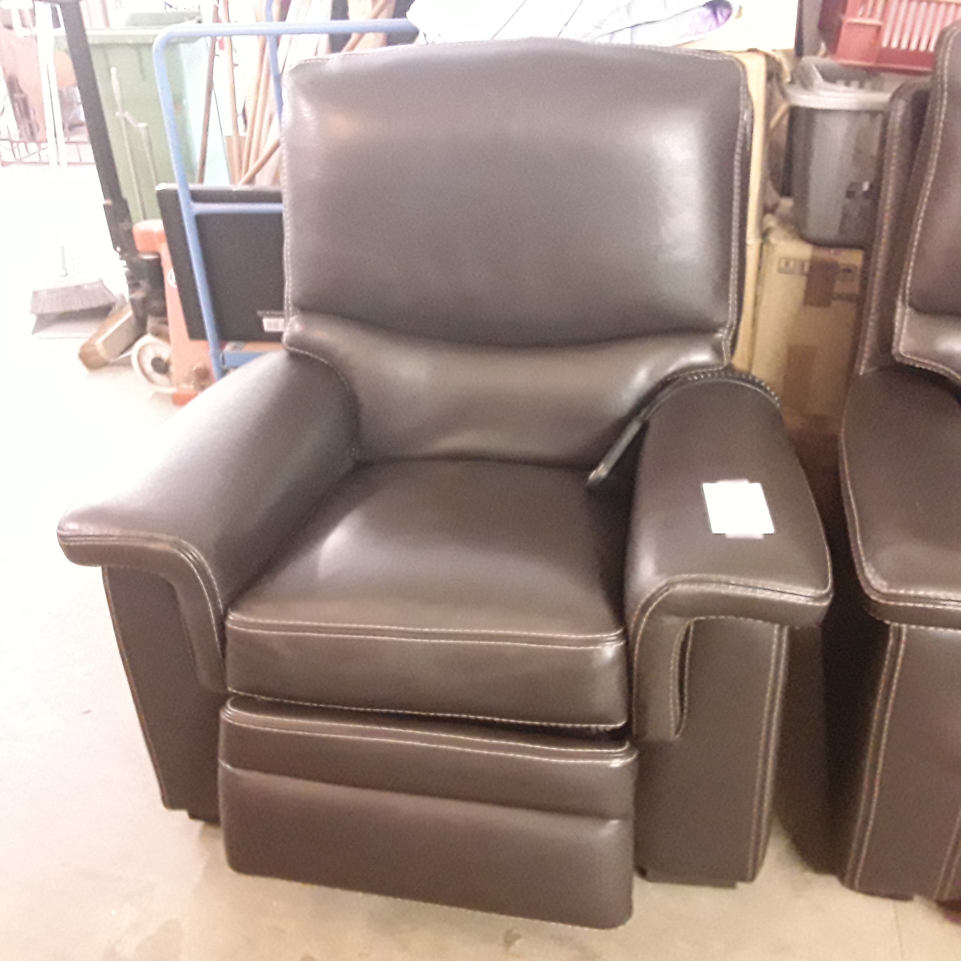 <p>Fauteuil 1 place relax elec<br />cuir noir + ACS<br />150,00 € T.T.C<br /><a href="/Article/122296?type=depose" style="color:white;" target="_blank">Lien vers l&#39;article</a></p>