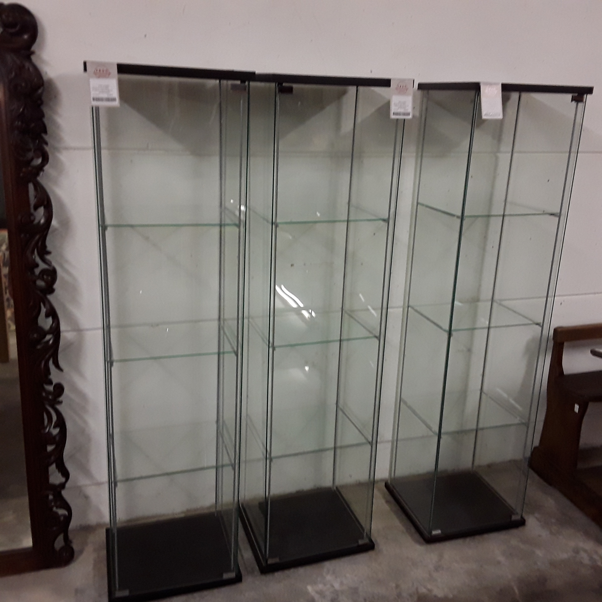 <p>Vitrine en verre  75€ la piece<br />H:164cm L:40cm P:35 cm  déco<br />60,00 € T.T.C<br /><a href="/Article/123472?type=depose" style="color:white;" target="_blank">Lien vers l'article</a></p>