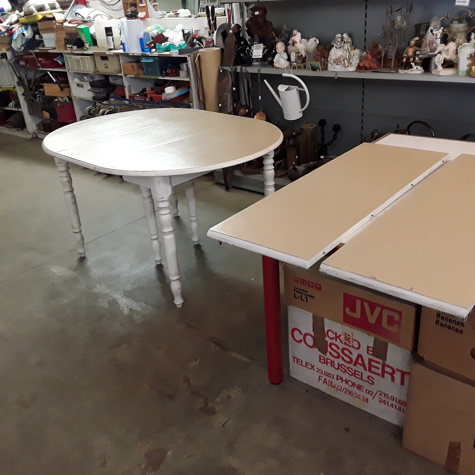 <p>Table ronde / ovale patinée<br />+ 3 allonges 105/216 x 105 cm<br />225,00 € T.T.C<br /><a href="/Article/122594?type=depose" style="color:white;" target="_blank">Lien vers l&#39;article</a></p>