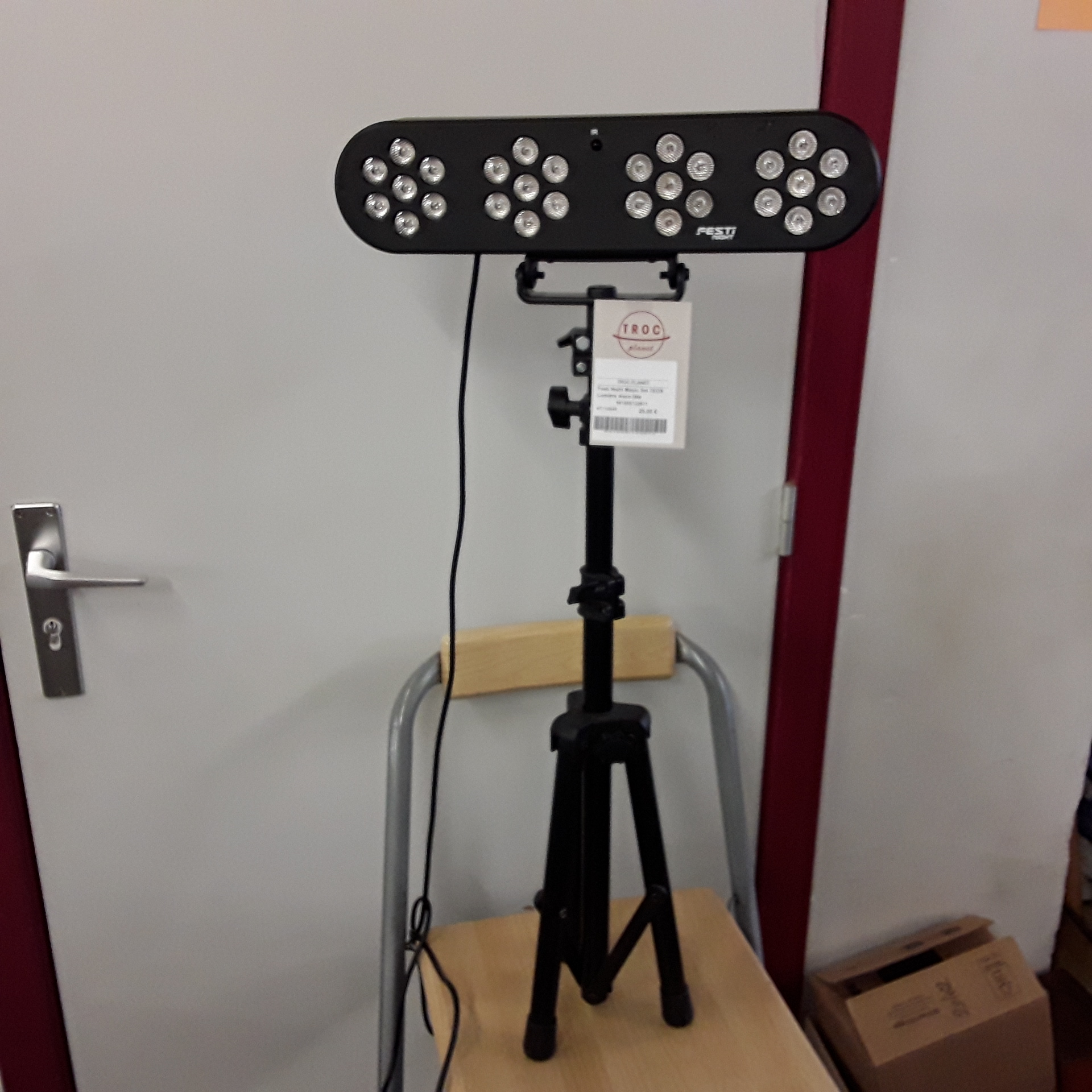 <p>Festi Night Magic Set TEOS<br />Lumière disco fête<br />25,00 € T.T.C<br /><a href="/Article/122671?type=depose" style="color:white;" target="_blank">Lien vers l&#39;article</a></p>