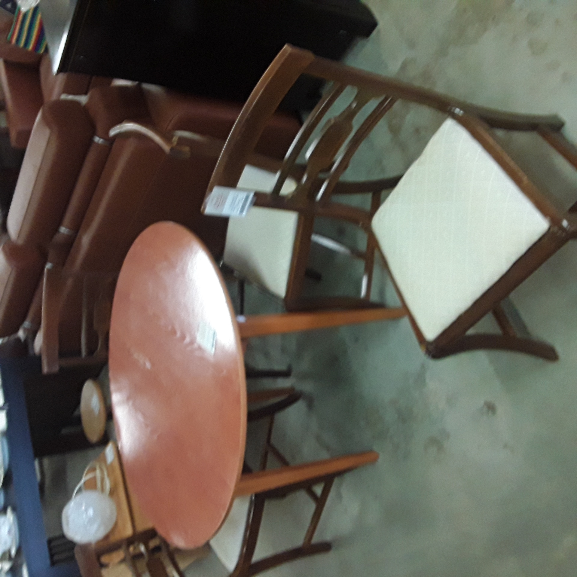<p>Lot de 4 chaises ancienne + <br />siege tissu<br />40,00 € T.T.C<br /><a href="/Article/124116?type=depose" style="color:white;" target="_blank">Lien vers l'article</a></p>