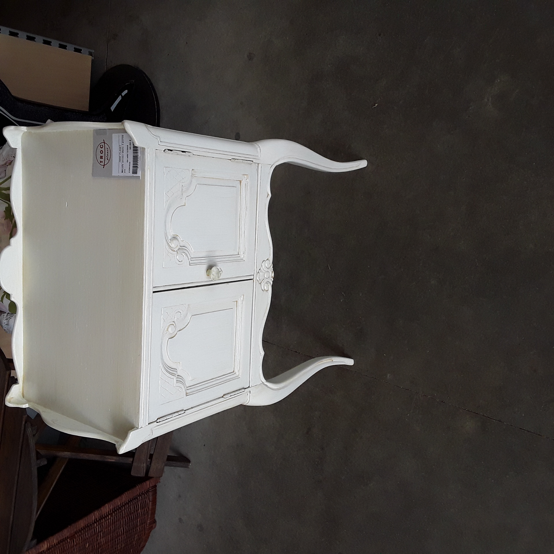 <p>Meuble ancien blanc 2 portes <br />pm<br />50,00 € T.T.C<br /><a href="/Article/123808?type=depose" style="color:white;" target="_blank">Lien vers l'article</a></p>