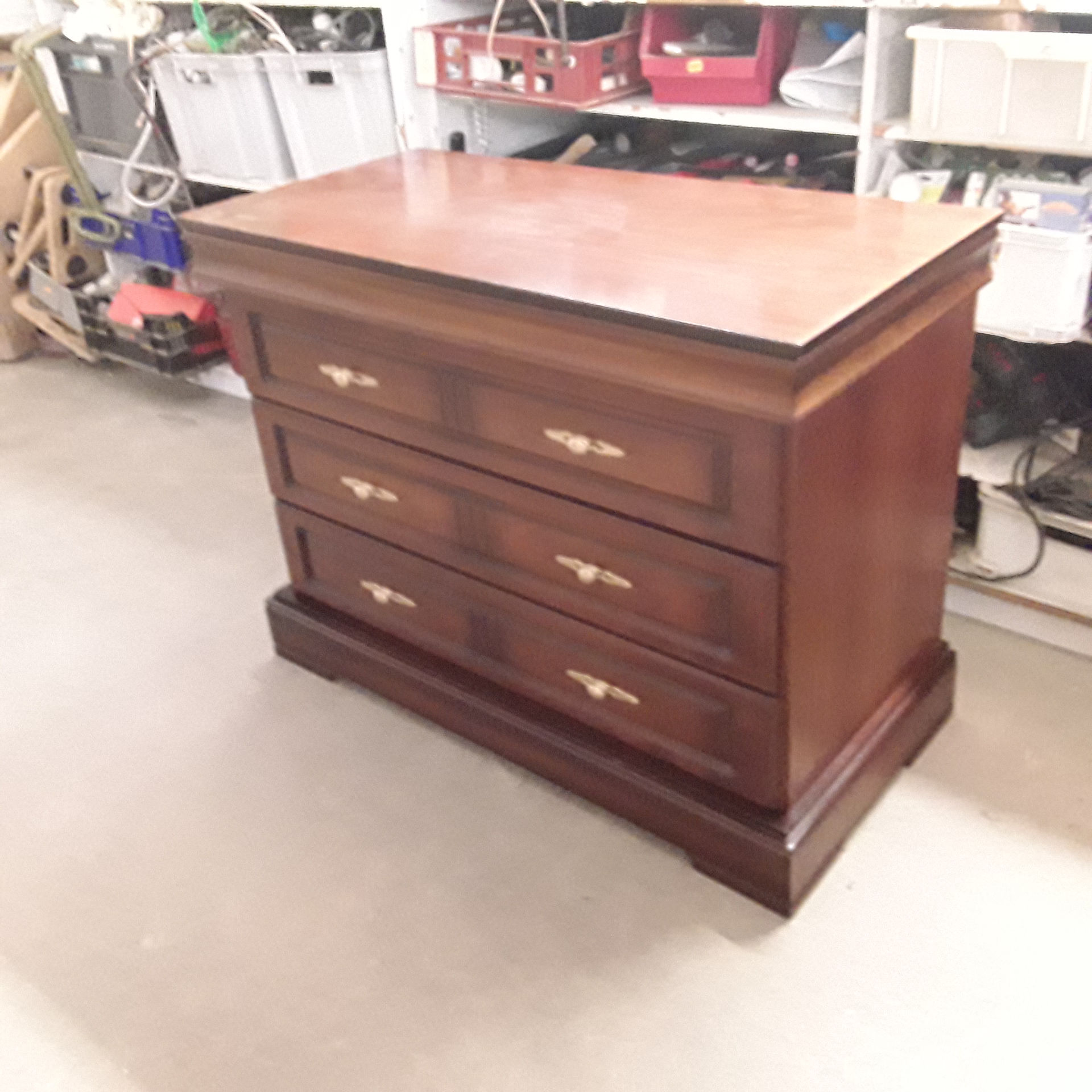 <p>Commode 3 tiroirs<br />style merisier<br />70,00 € T.T.C<br /><a href="/Article/121222?type=depose" style="color:white;" target="_blank">Lien vers l&#39;article</a></p>