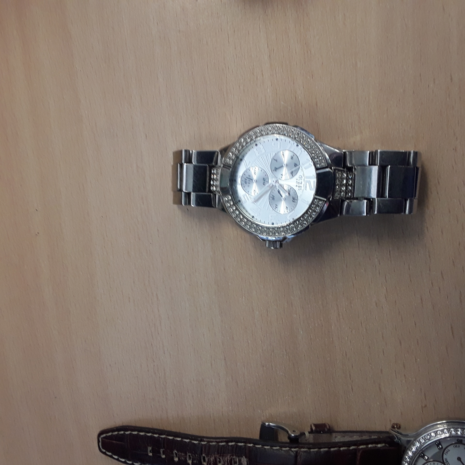 <p>Montre Guess<br />métal argenté<br />60,00 € T.T.C<br /><a href="/Article/123624?type=depose" style="color:white;" target="_blank">Lien vers l'article</a></p>