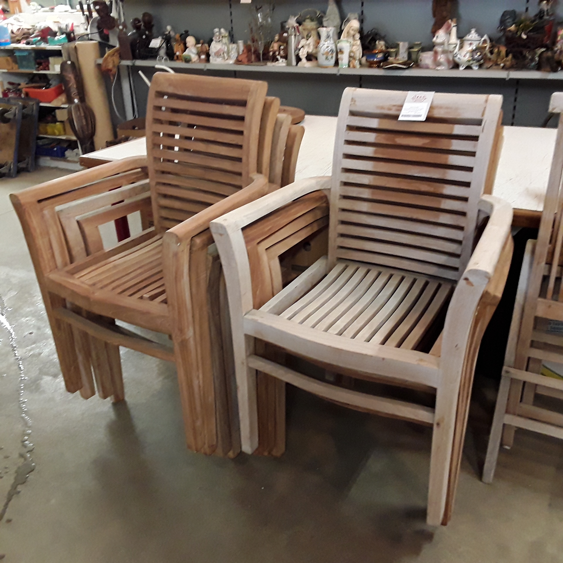 <p>Ensemble 8 fauteuils de jardin<br />en Teck ( 6 + 2 à restaurer)<br />295,00 € T.T.C<br /><a href="/Article/122853?type=depose" style="color:white;" target="_blank">Lien vers l'article</a></p>