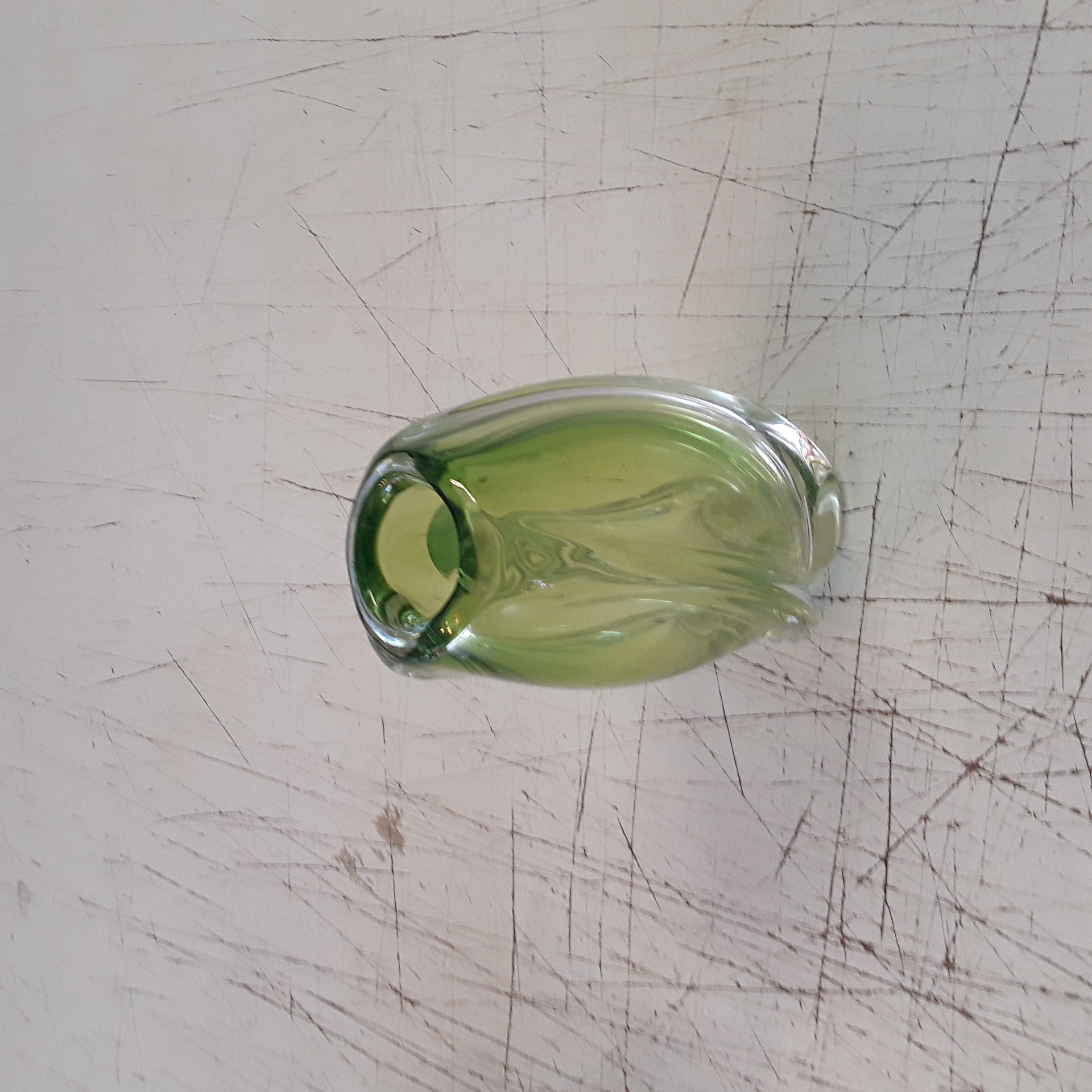 <p>Vase Val Saint Lambert vert<br />Abimé<br />25,00 € T.T.C<br /><a href="/Article/124506?type=depose" style="color:white;" target="_blank">Lien vers l'article</a></p>