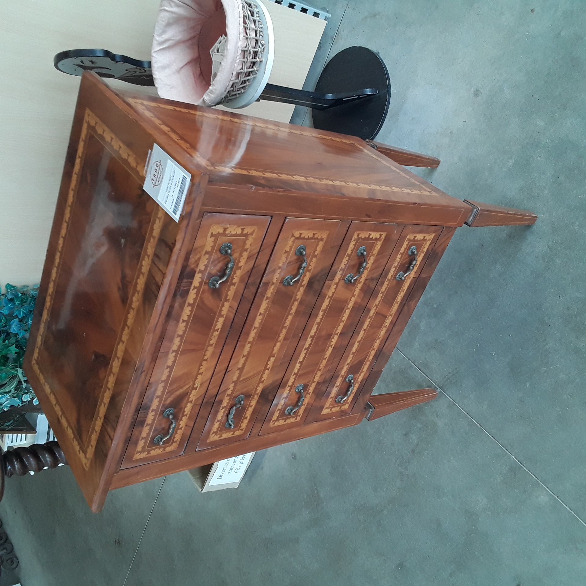 <p>Meuble4 tiroirs marqueterie<br />70,00 € T.T.C<br /><a href="/Article/123405?type=depose" style="color:white;" target="_blank">Lien vers l'article</a></p>