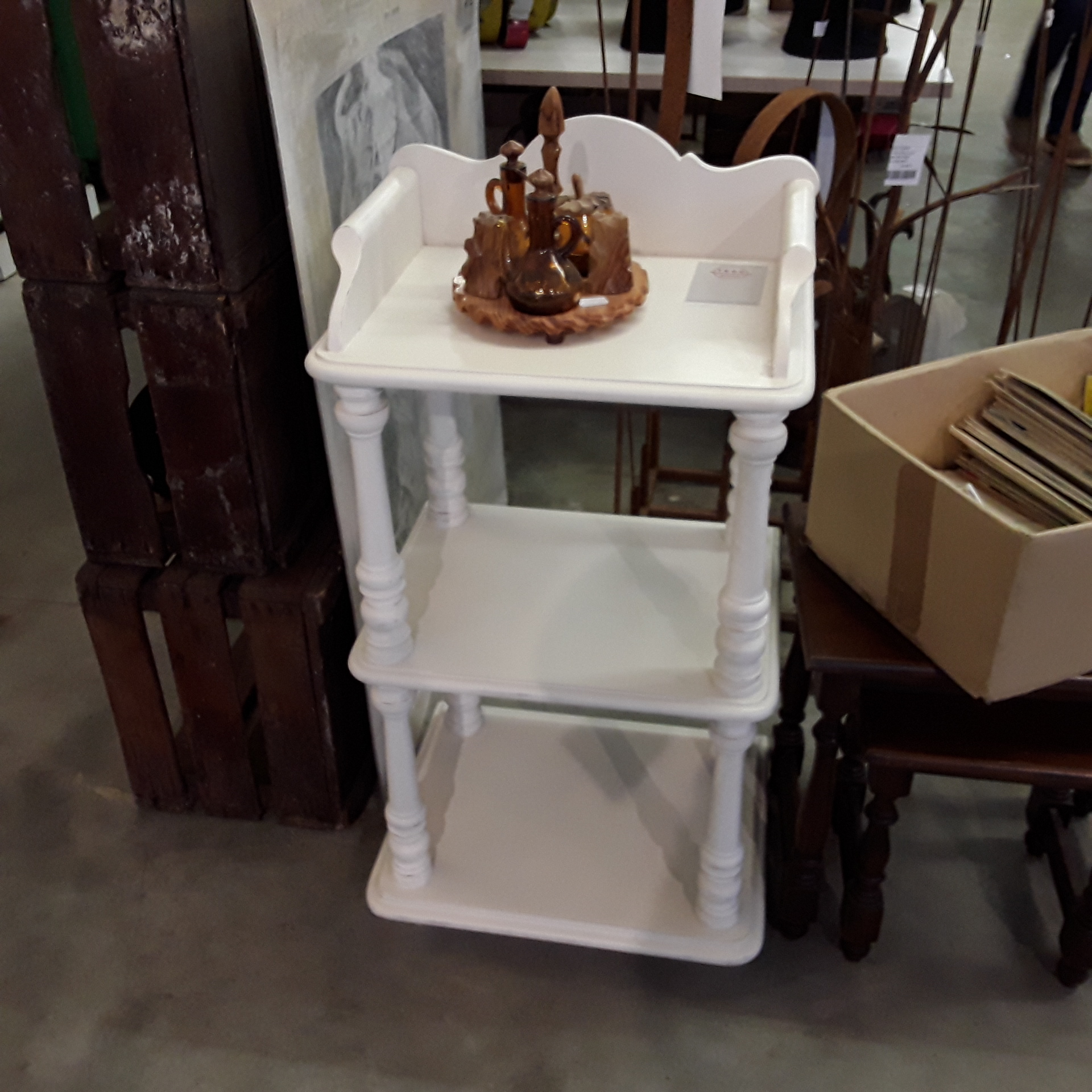 <p>Sellette blanche 3 étages<br />40,00 € T.T.C<br /><a href="/Article/122811?type=depose" style="color:white;" target="_blank">Lien vers l'article</a></p>