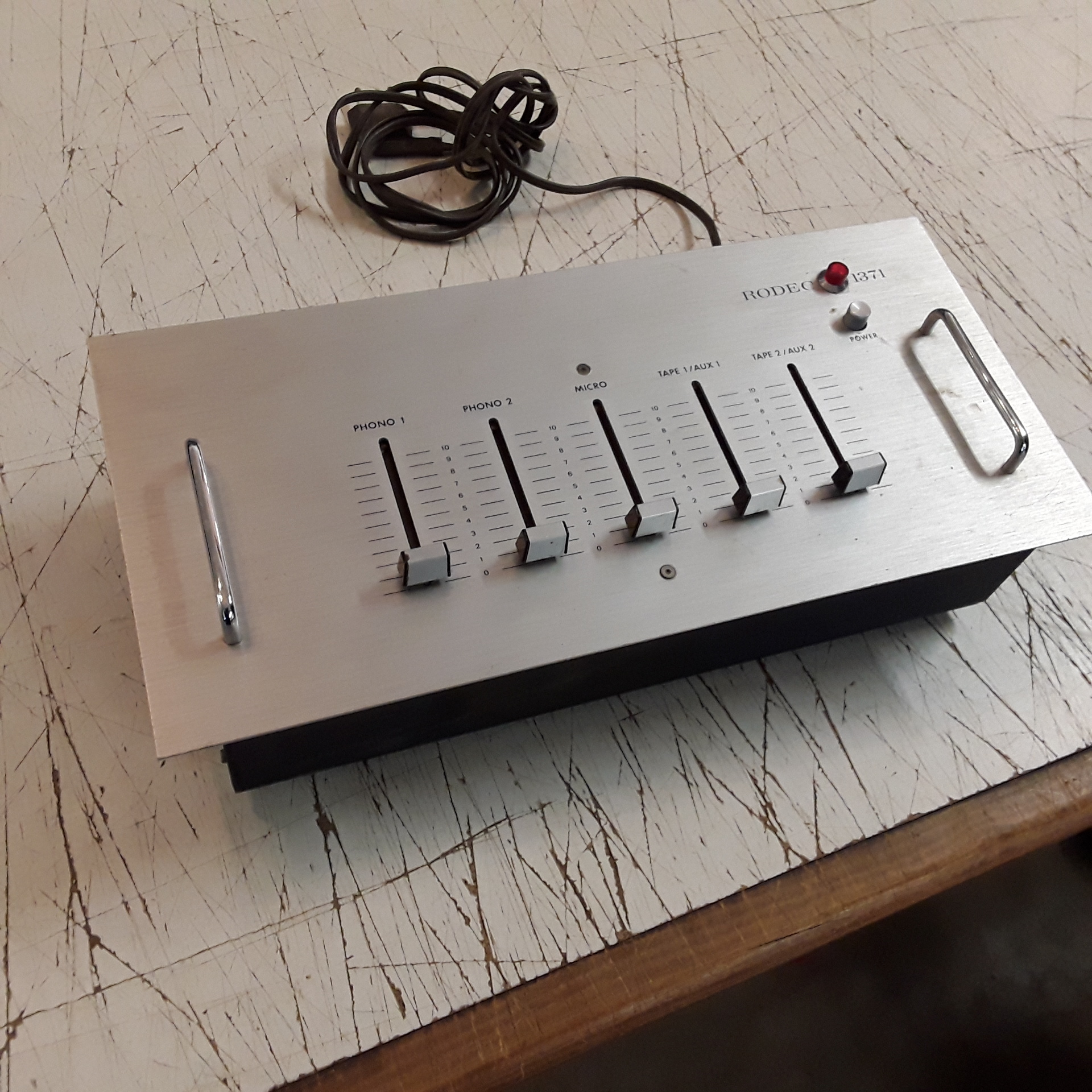 <p>Table de mixage RODEC1371<br />50,00 € T.T.C<br /><a href="/Article/122581?type=depose" style="color:white;" target="_blank">Lien vers l&#39;article</a></p>