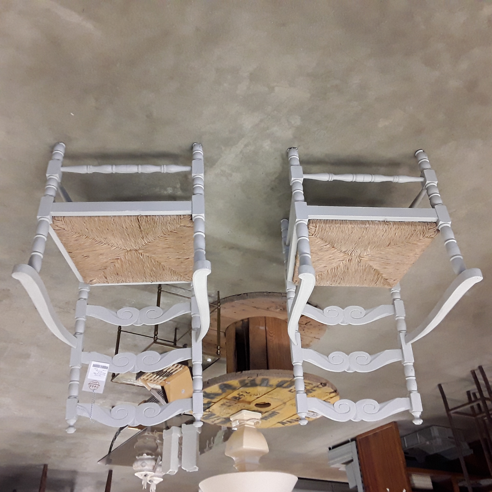 <p>Paire de fauteuils paillés<br />patinés gris clair<br />95,00 € T.T.C<br /><a href="/Article/122925?type=depose" style="color:white;" target="_blank">Lien vers l'article</a></p>