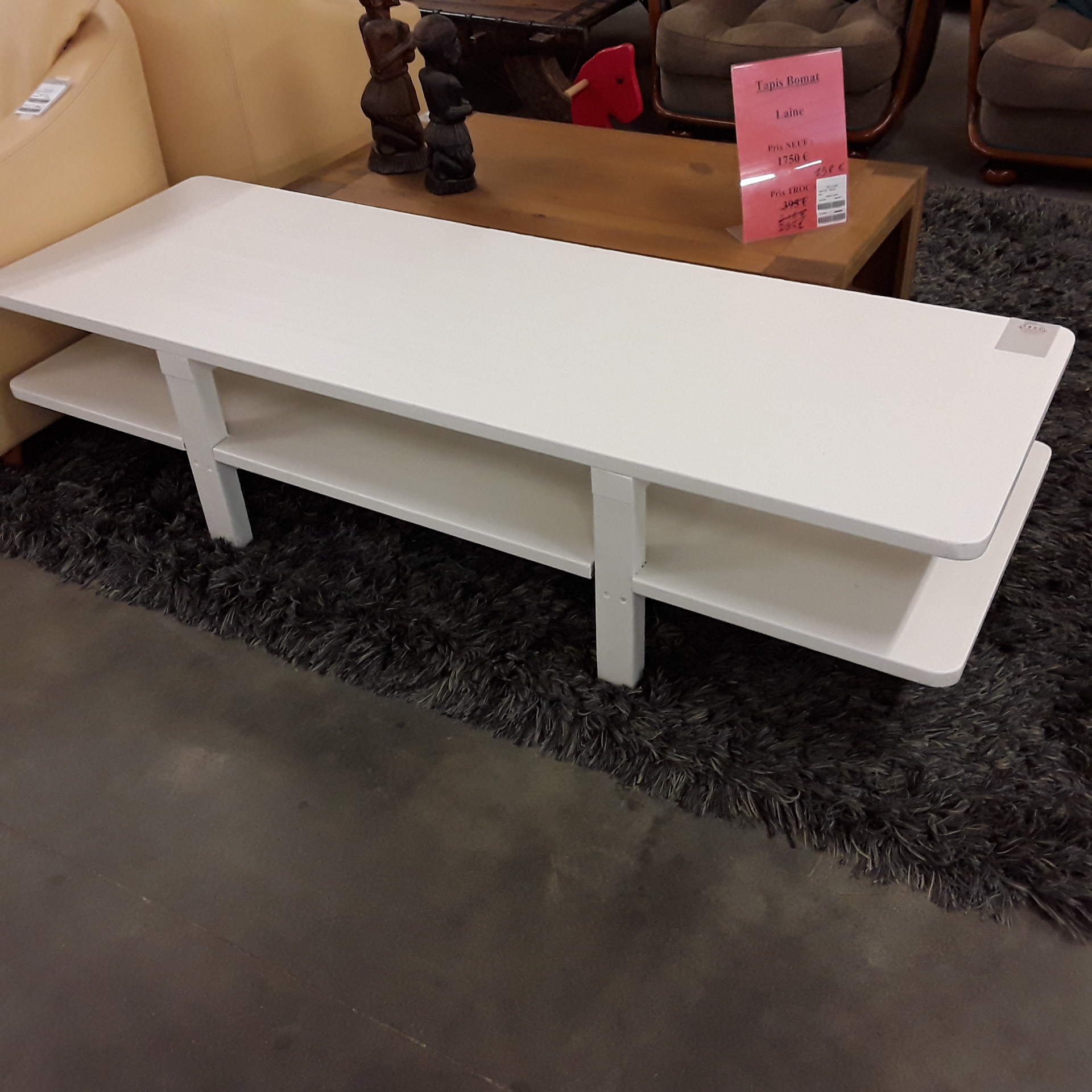 <p>Meuble TV blanc 175 x 60 cm<br />2 étages<br />60,00 € T.T.C<br /><a href="/Article/122577?type=depose" style="color:white;" target="_blank">Lien vers l&#39;article</a></p>