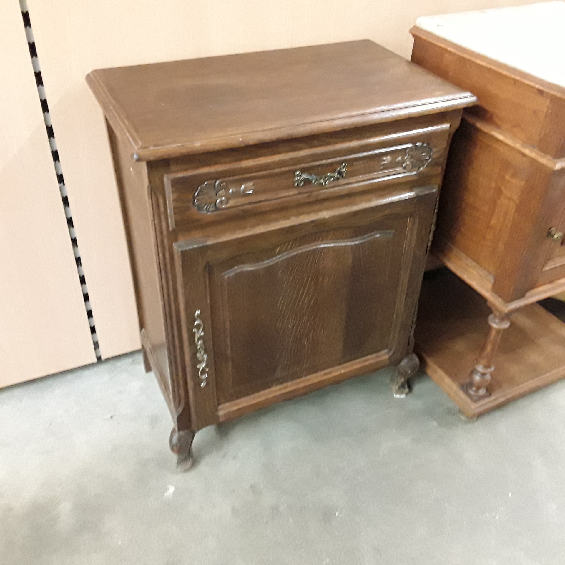 <p>Chevet 1 porte 1 tiroir<br />style Louis XV<br />24,00 € T.T.C<br /><a href="/Article/122632?type=depose" style="color:white;" target="_blank">Lien vers l&#39;article</a></p>