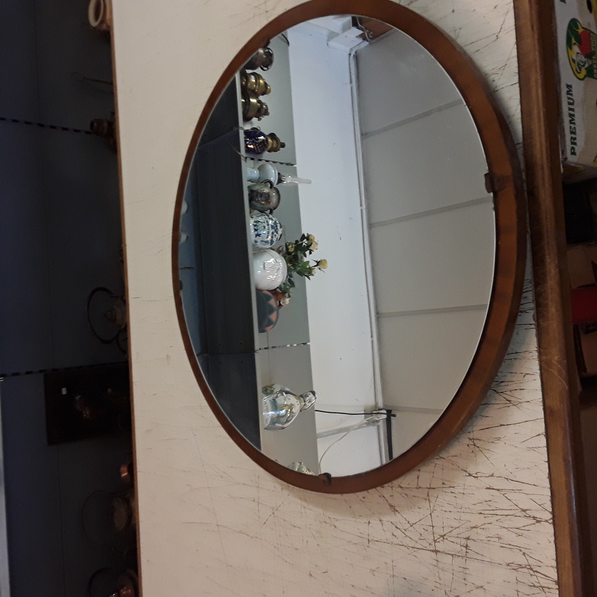 <p>Miroir rond 85 cm<br />30,00 € T.T.C<br /><a href="/Article/124572?type=depose" style="color:white;" target="_blank">Lien vers l'article</a></p>