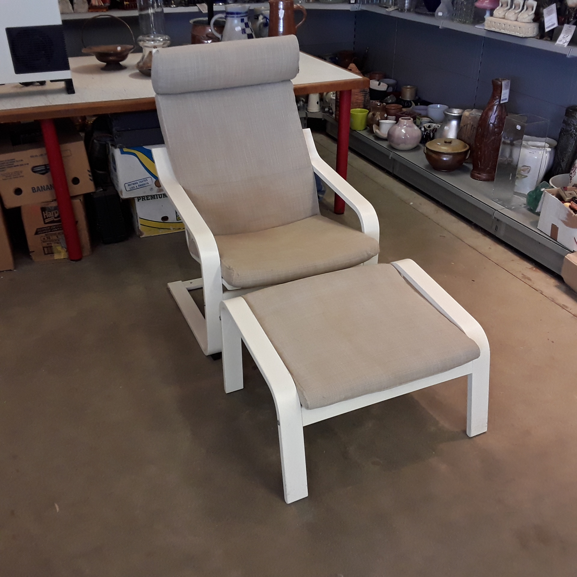 <p>Fauteuil IKEA avec repose pied<br />Tissu beige<br />40,00 € T.T.C<br /><a href="/Article/122666?type=depose" style="color:white;" target="_blank">Lien vers l&#39;article</a></p>