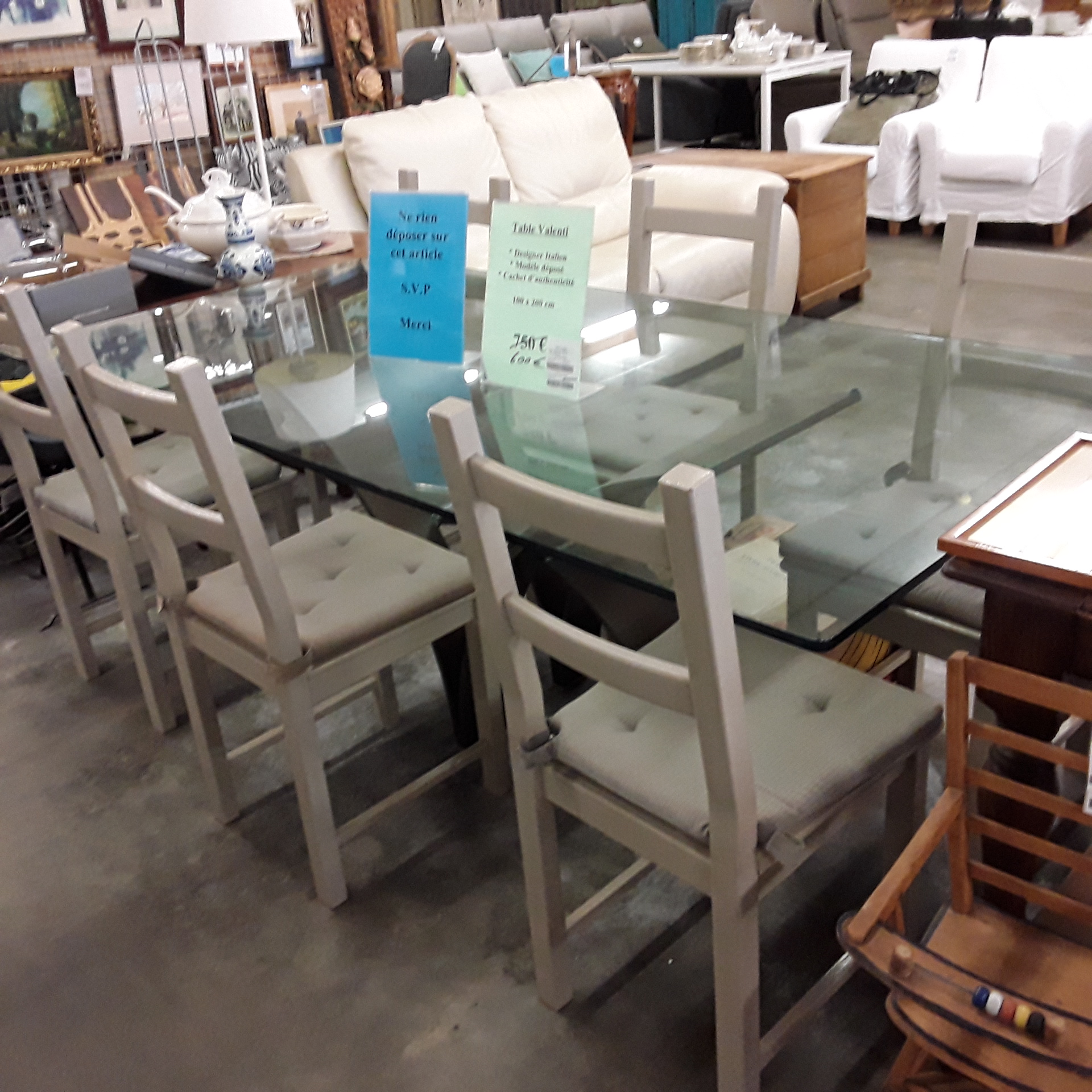 <p>Lot de 6 chaises patinées<br />grises + coussins<br />60,00 € T.T.C<br /><a href="/Article/121501?type=depose" style="color:white;" target="_blank">Lien vers l&#39;article</a></p>
