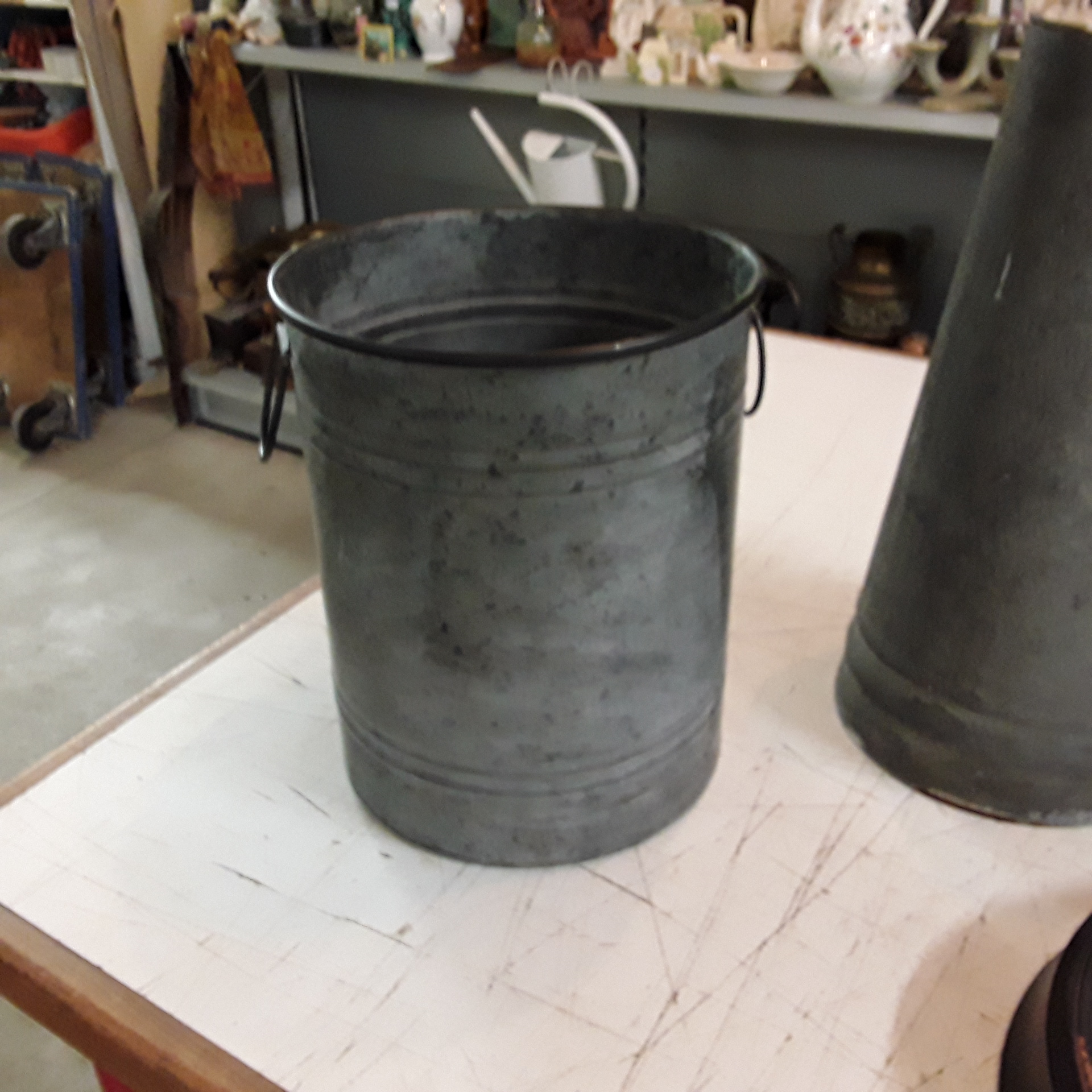 <p>Seau inox 2 poignées<br />20,00 € T.T.C<br /><a href="/Article/122987?type=depose" style="color:white;" target="_blank">Lien vers l'article</a></p>