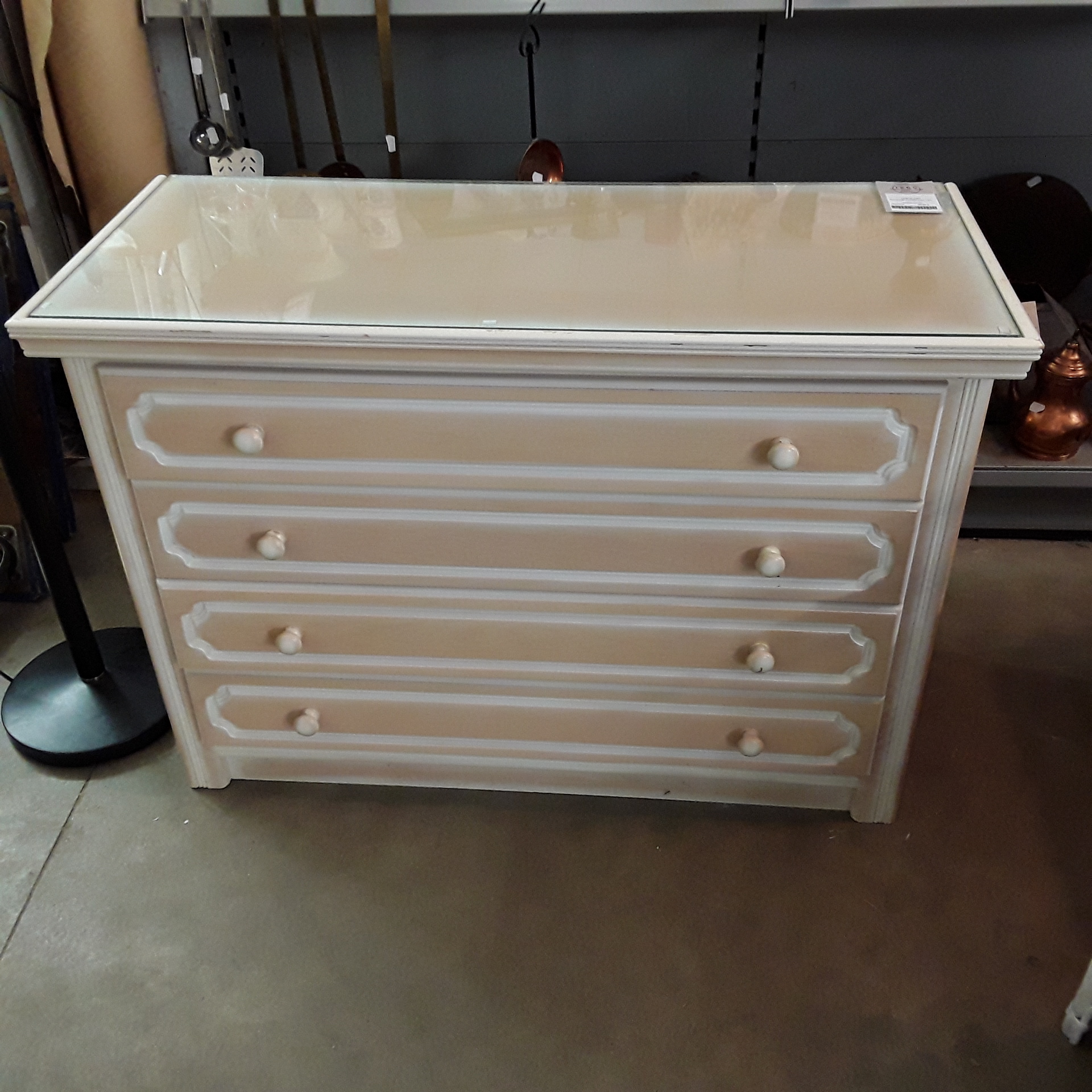<p>Commode 4 tiroirs avec vitre<br />50,00 € T.T.C<br /><a href="/Article/121710?type=depose" style="color:white;" target="_blank">Lien vers l&#39;article</a></p>