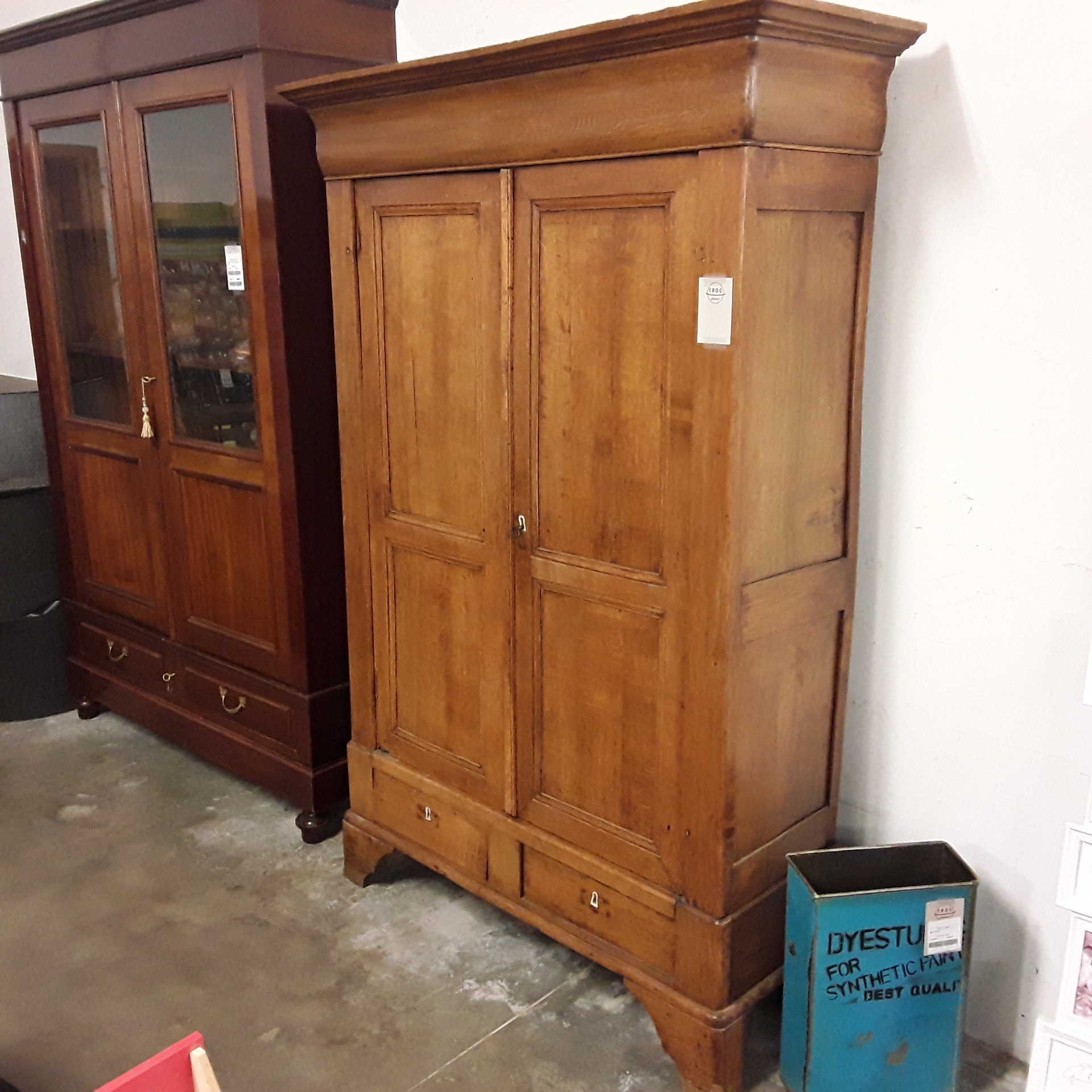 <p>Garde-robe Louis-Philippe<br />2 portes 2 tiroirs<br />150,00 € T.T.C<br /><a href="/Article/122612?type=depose" style="color:white;" target="_blank">Lien vers l'article</a></p>