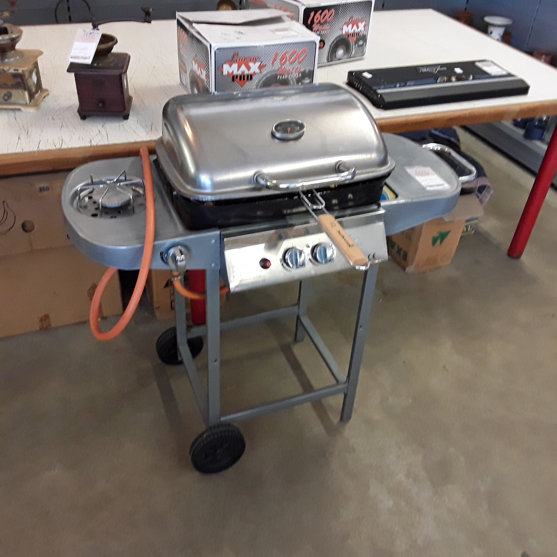 <p>BBQ à gaz<br />50,00 € T.T.C<br /><a href="/Article/121541?type=depose" style="color:white;" target="_blank">Lien vers l&#39;article</a></p>