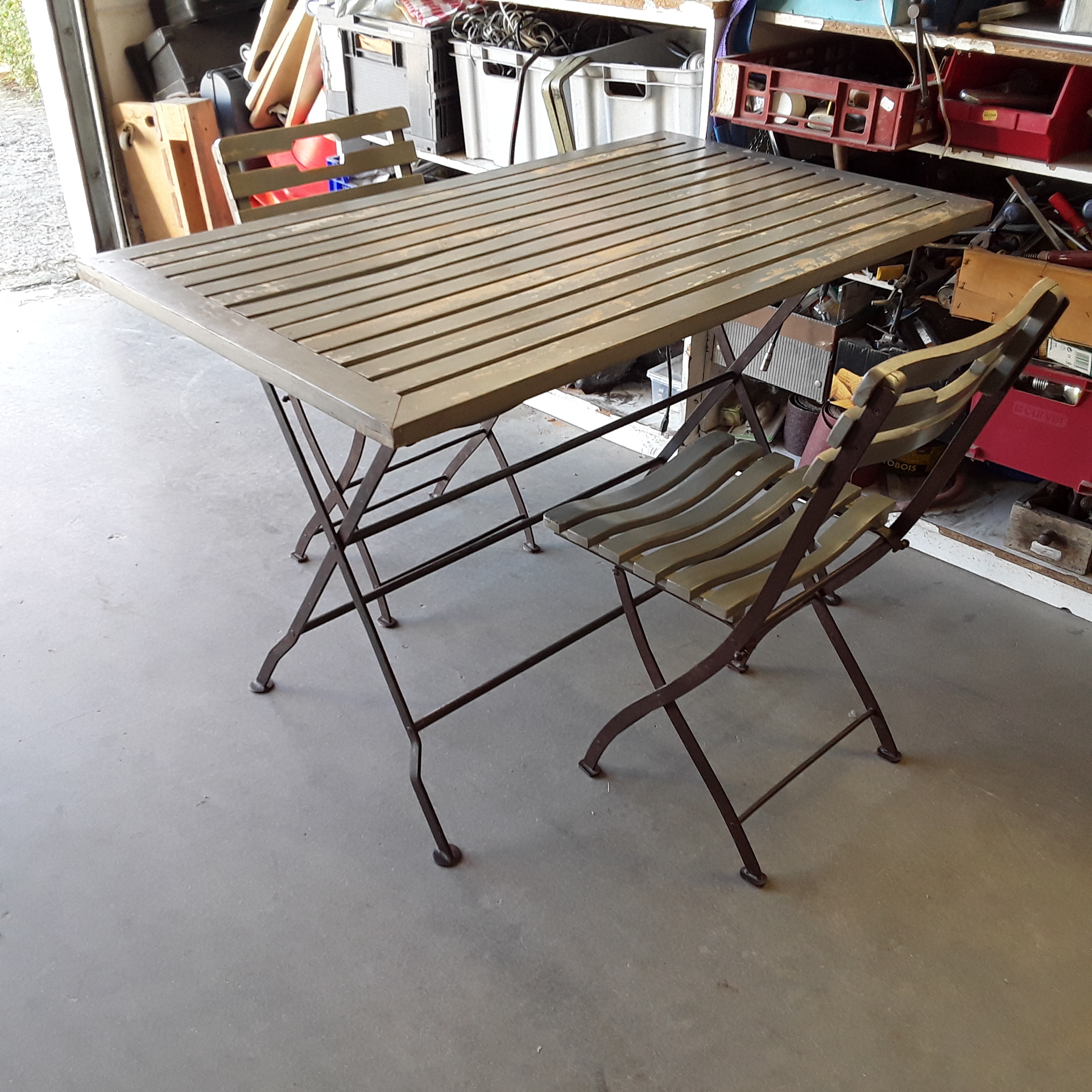 <p>Ensemble table + 2 chaises<br />120 x 70 patiné gris<br />80,00 € T.T.C<br /><a href="/Article/122670?type=depose" style="color:white;" target="_blank">Lien vers l&#39;article</a></p>