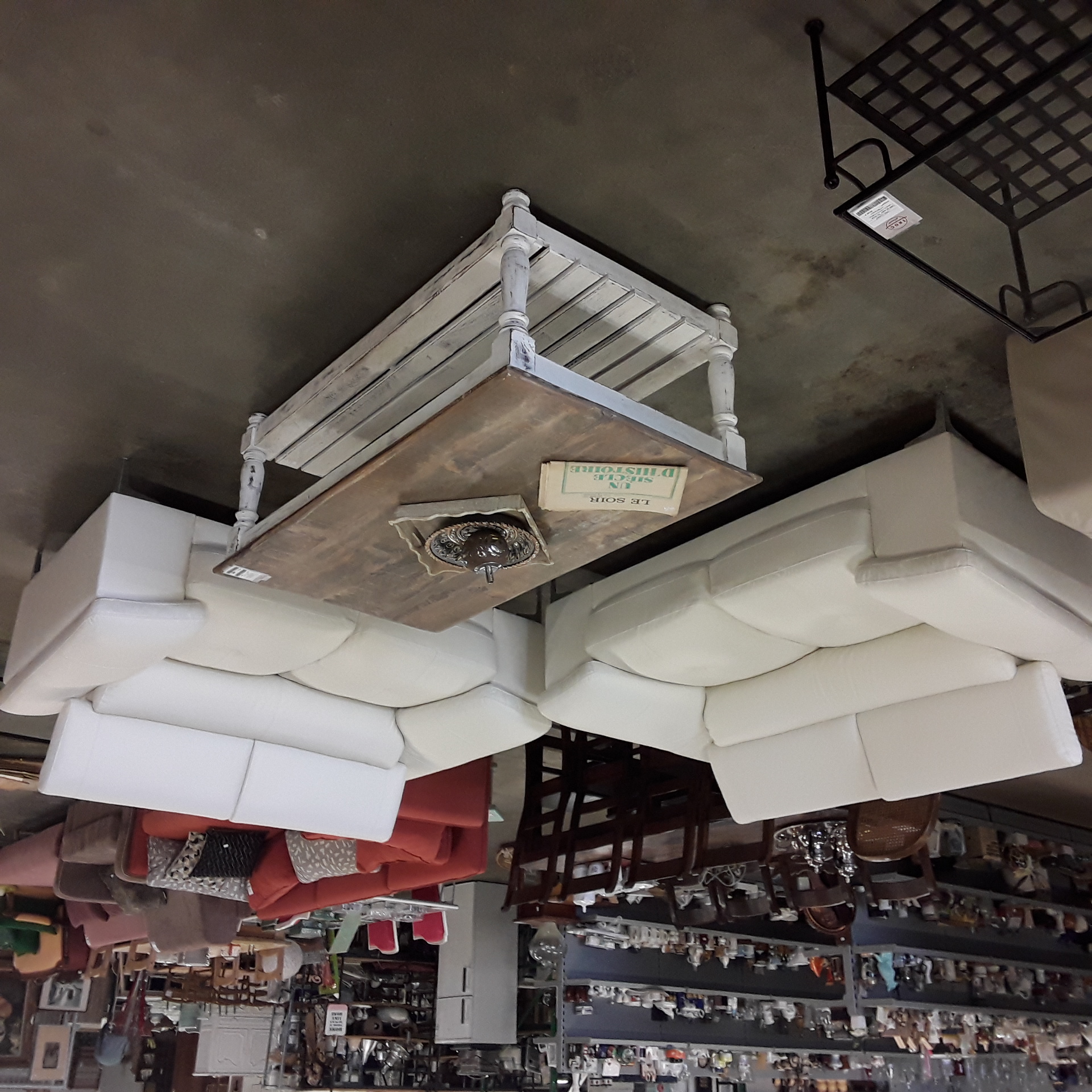 <p>Salon  2+2 places blanc<br />350,00 € T.T.C<br /><a href="/Article/123530?type=depose" style="color:white;" target="_blank">Lien vers l'article</a></p>